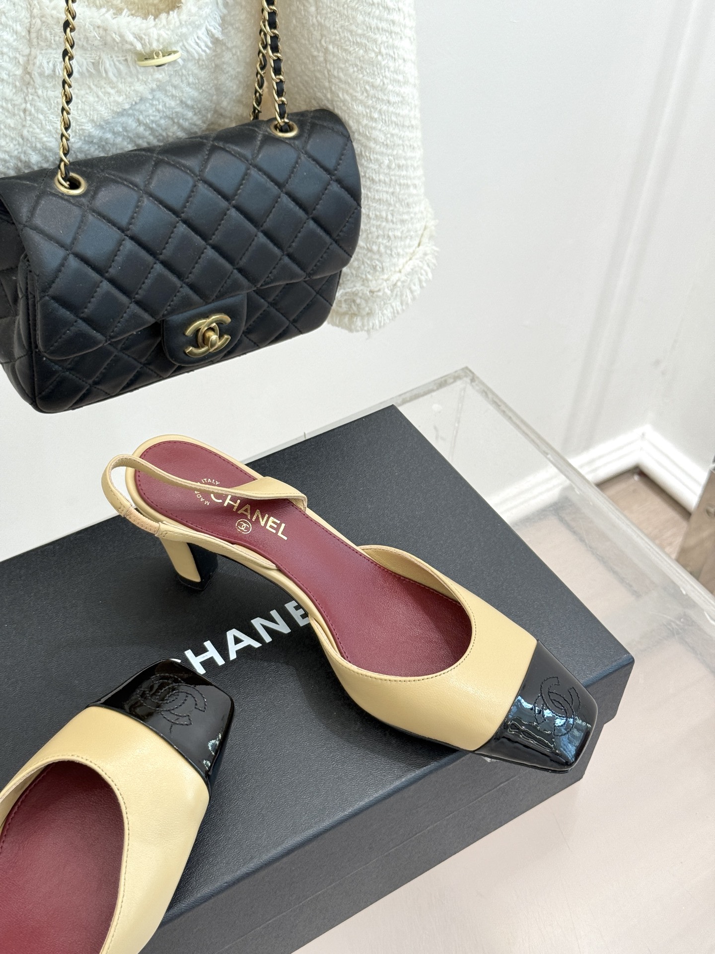 CHANE*|小香26A新品 拼色方头粗跟后空凉鞋 鞋身双C标识精致低调 方头版型衬得脚型秀气 拼色设计复古吸睛 粗跟稳 CHANE*|小香26A新品 拼色方头粗跟后空凉鞋 鞋身双C标识精致低调 方头版型衬得脚型秀气 拼色设计复古吸睛 粗跟稳