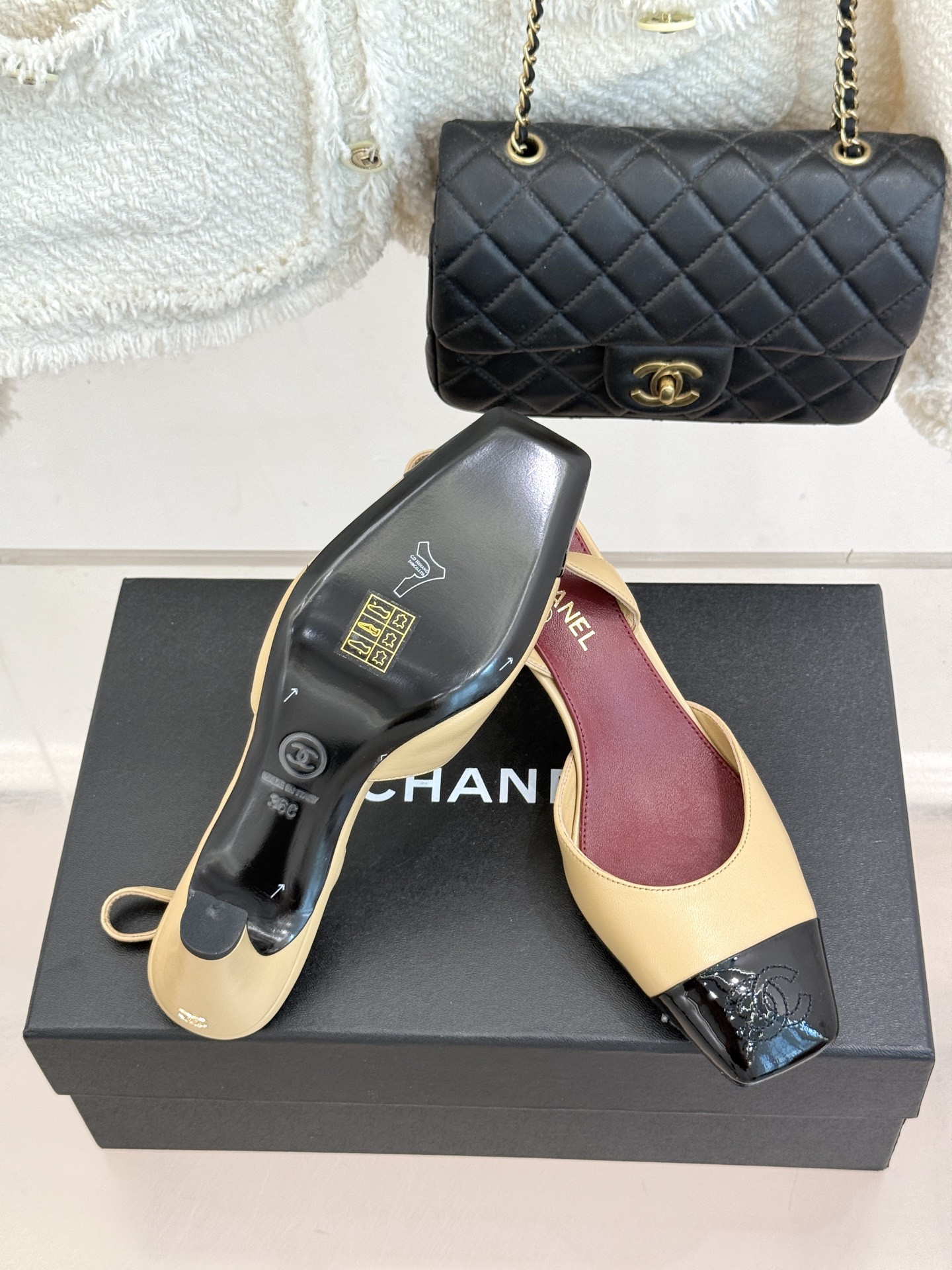 CHANE*|小香26A新品 拼色方头粗跟后空凉鞋 鞋身双C标识精致低调 方头版型衬得脚型秀气 拼色设计复古吸睛 粗跟稳 CHANE*|小香26A新品 拼色方头粗跟后空凉鞋 鞋身双C标识精致低调 方头版型衬得脚型秀气 拼色设计复古吸睛 粗跟稳