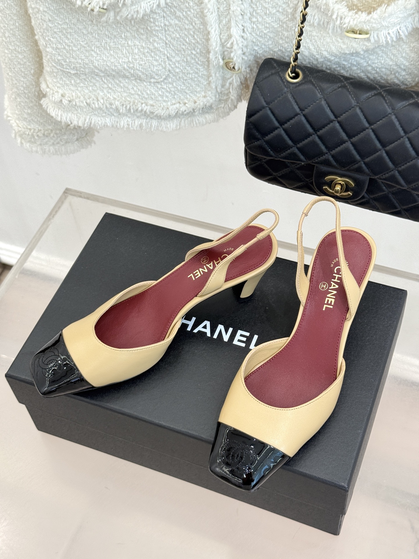 CHANE*|小香26A新品 拼色方头粗跟后空凉鞋 鞋身双C标识精致低调 方头版型衬得脚型秀气 拼色设计复古吸睛 粗跟稳 CHANE*|小香26A新品 拼色方头粗跟后空凉鞋 鞋身双C标识精致低调 方头版型衬得脚型秀气 拼色设计复古吸睛 粗跟稳