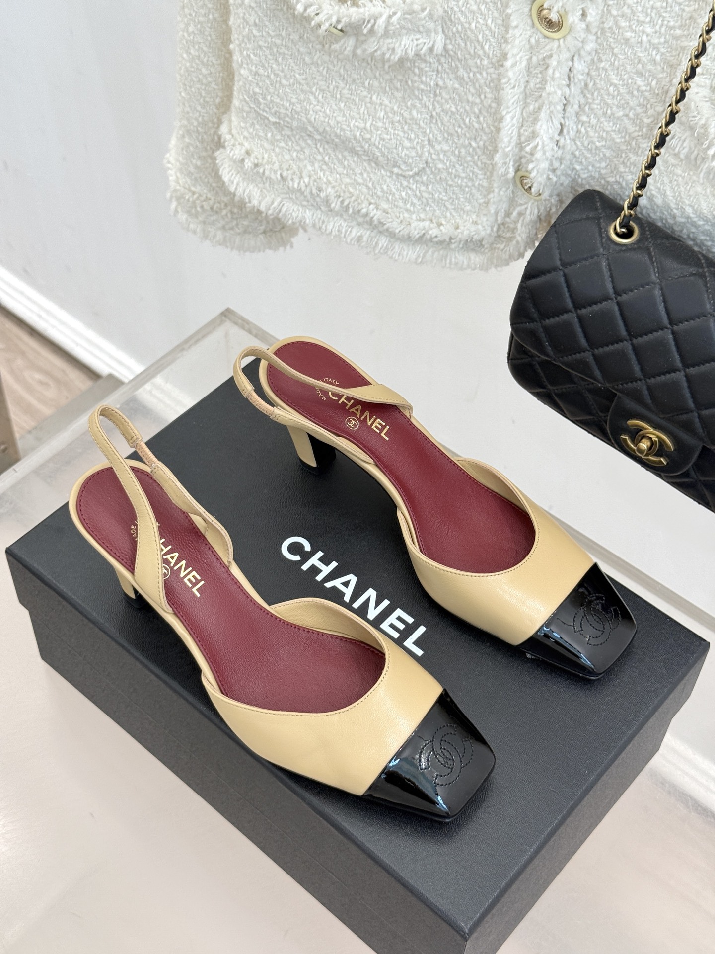 CHANE*|小香26A新品 拼色方头粗跟后空凉鞋 鞋身双C标识精致低调 方头版型衬得脚型秀气 拼色设计复古吸睛 粗跟稳 CHANE*|小香26A新品 拼色方头粗跟后空凉鞋 鞋身双C标识精致低调 方头版型衬得脚型秀气 拼色设计复古吸睛 粗跟稳