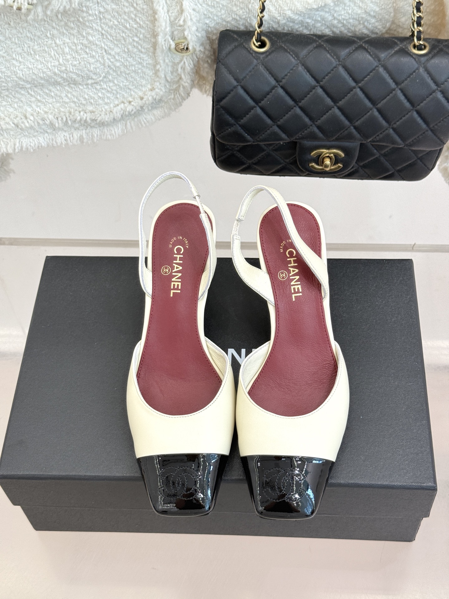 CHANE*|小香26A新品 拼色方头粗跟后空凉鞋 鞋身双C标识精致低调 方头版型衬得脚型秀气 拼色设计复古吸睛 粗跟稳 CHANE*|小香26A新品 拼色方头粗跟后空凉鞋 鞋身双C标识精致低调 方头版型衬得脚型秀气 拼色设计复古吸睛 粗跟稳