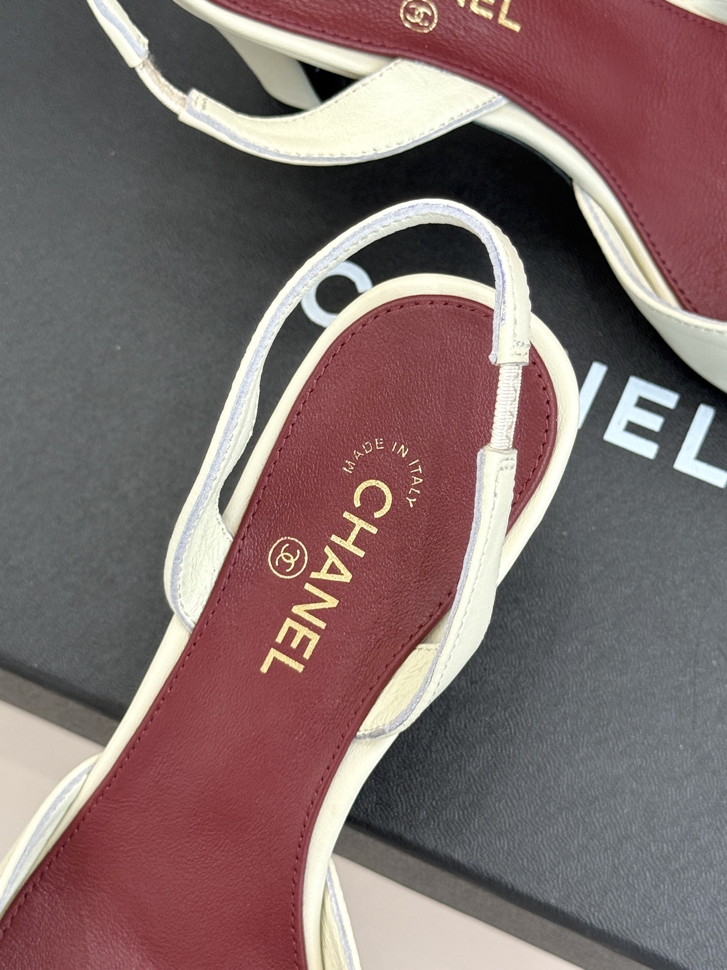 CHANE*|小香26A新品 拼色方头粗跟后空凉鞋 鞋身双C标识精致低调 方头版型衬得脚型秀气 拼色设计复古吸睛 粗跟稳 CHANE*|小香26A新品 拼色方头粗跟后空凉鞋 鞋身双C标识精致低调 方头版型衬得脚型秀气 拼色设计复古吸睛 粗跟稳