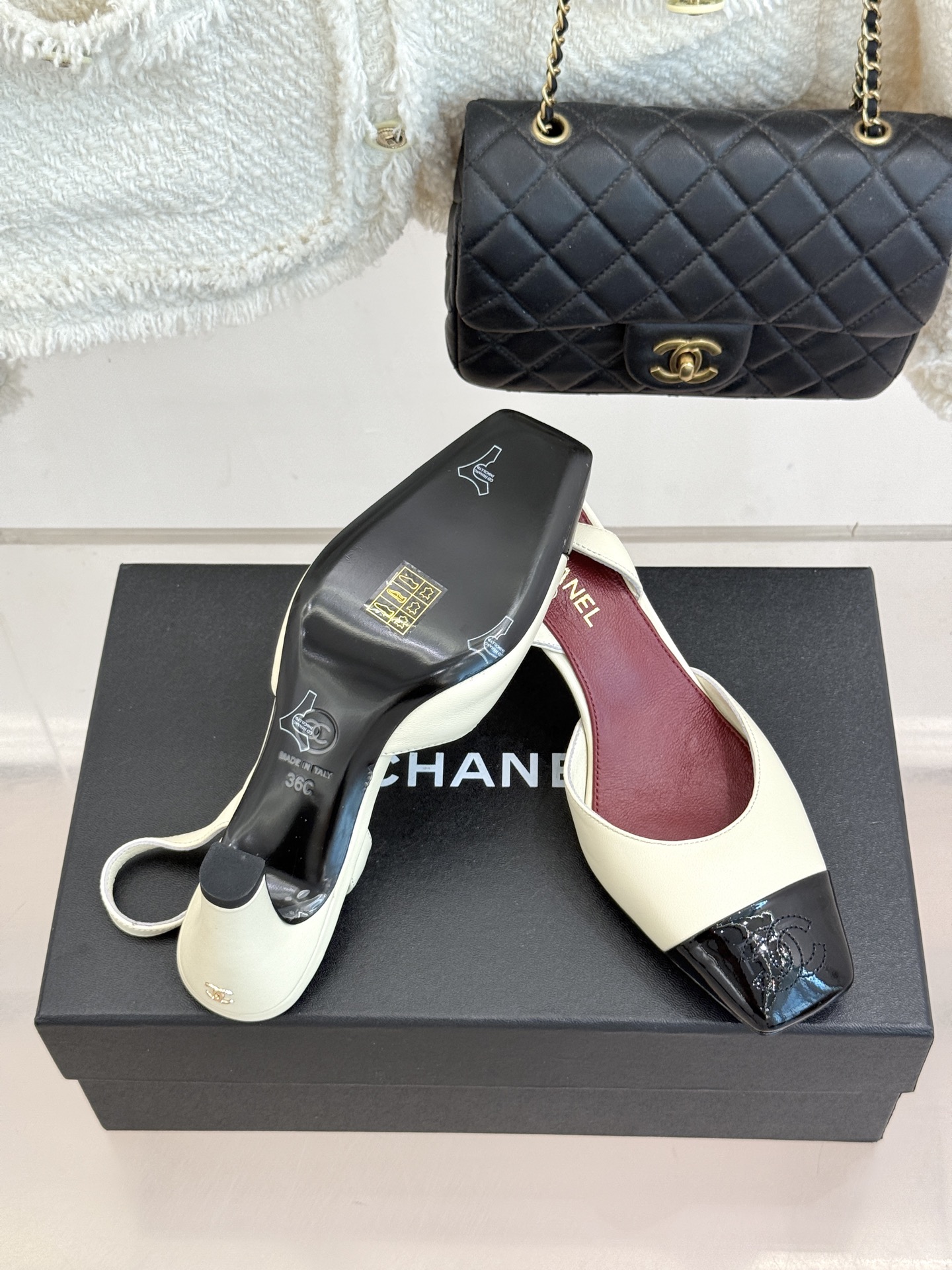 CHANE*|小香26A新品 拼色方头粗跟后空凉鞋 鞋身双C标识精致低调 方头版型衬得脚型秀气 拼色设计复古吸睛 粗跟稳 CHANE*|小香26A新品 拼色方头粗跟后空凉鞋 鞋身双C标识精致低调 方头版型衬得脚型秀气 拼色设计复古吸睛 粗跟稳