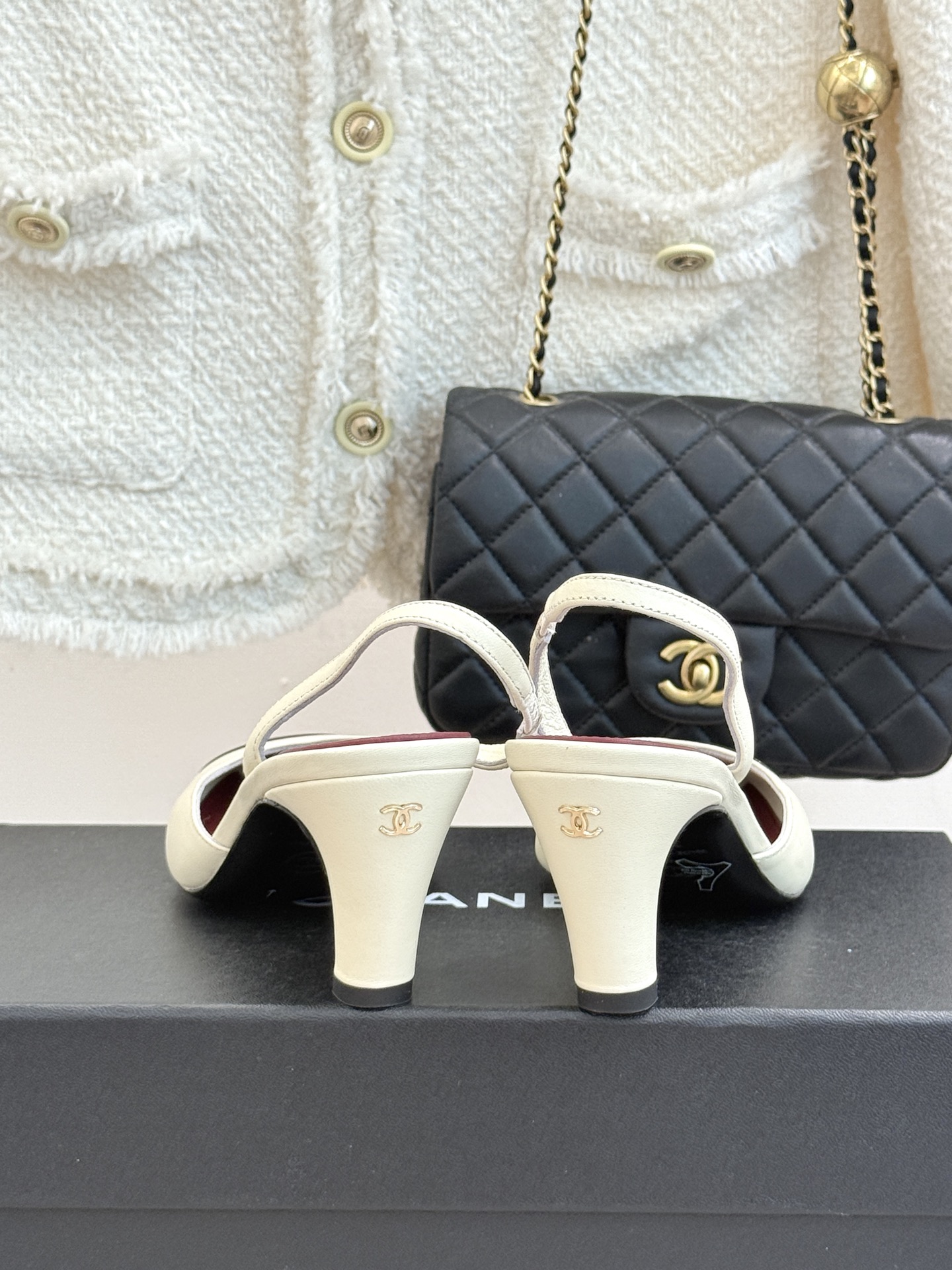 CHANE*|小香26A新品 拼色方头粗跟后空凉鞋 鞋身双C标识精致低调 方头版型衬得脚型秀气 拼色设计复古吸睛 粗跟稳 CHANE*|小香26A新品 拼色方头粗跟后空凉鞋 鞋身双C标识精致低调 方头版型衬得脚型秀气 拼色设计复古吸睛 粗跟稳