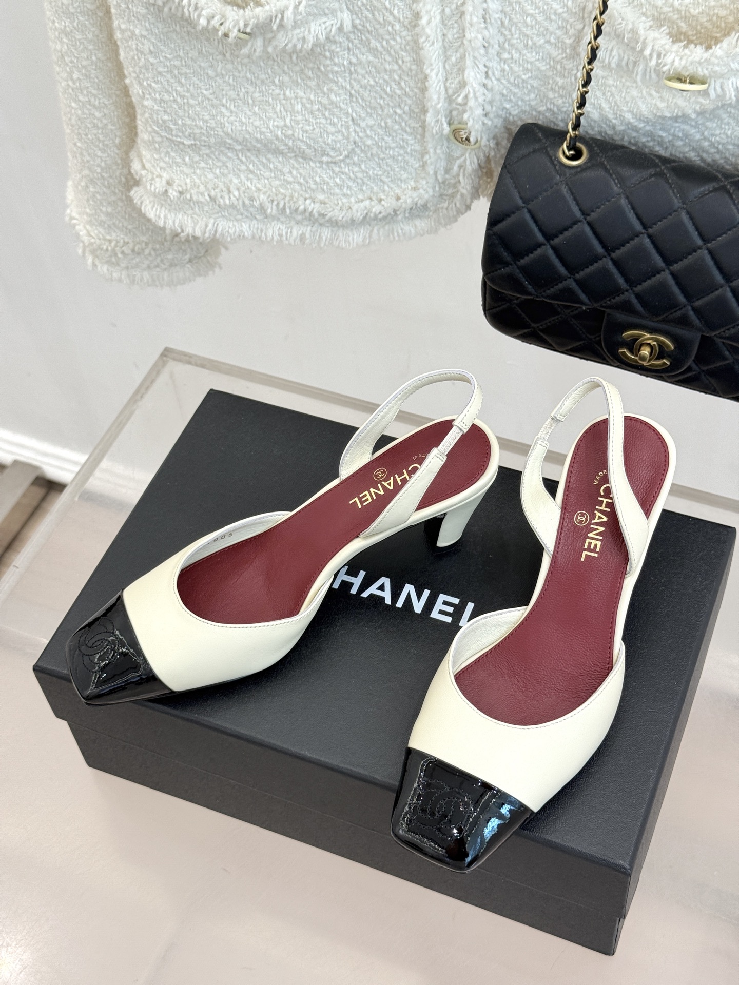 CHANE*|小香26A新品 拼色方头粗跟后空凉鞋 鞋身双C标识精致低调 方头版型衬得脚型秀气 拼色设计复古吸睛 粗跟稳 CHANE*|小香26A新品 拼色方头粗跟后空凉鞋 鞋身双C标识精致低调 方头版型衬得脚型秀气 拼色设计复古吸睛 粗跟稳