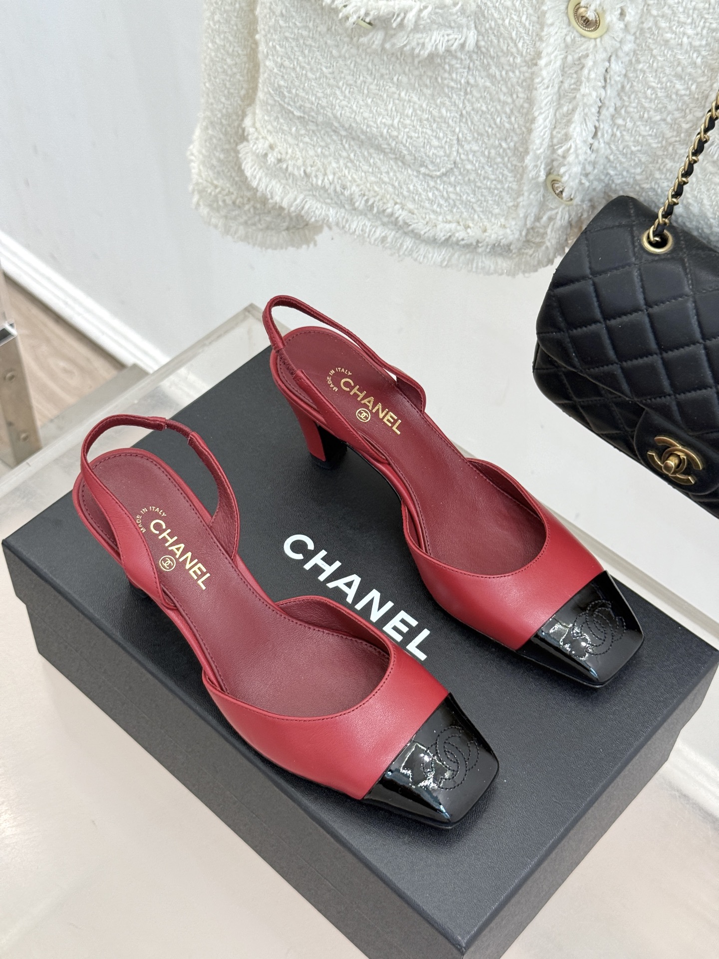 CHANE*|小香26A新品 拼色方头粗跟后空凉鞋 鞋身双C标识精致低调 方头版型衬得脚型秀气 拼色设计复古吸睛 粗跟稳 CHANE*|小香26A新品 拼色方头粗跟后空凉鞋 鞋身双C标识精致低调 方头版型衬得脚型秀气 拼色设计复古吸睛 粗跟稳