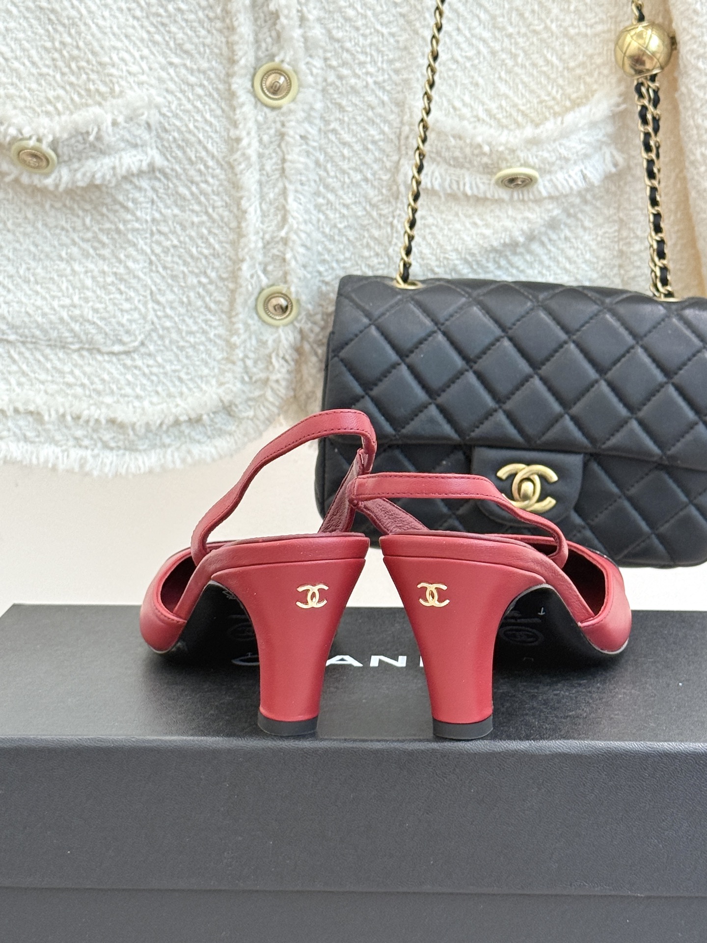 CHANE*|小香26A新品 拼色方头粗跟后空凉鞋 鞋身双C标识精致低调 方头版型衬得脚型秀气 拼色设计复古吸睛 粗跟稳 CHANE*|小香26A新品 拼色方头粗跟后空凉鞋 鞋身双C标识精致低调 方头版型衬得脚型秀气 拼色设计复古吸睛 粗跟稳