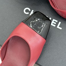 CHANE*|小香26A新品 拼色方头粗跟后空凉鞋 鞋身双C标识精致低调 方头版型衬得脚型秀气 拼色设计复古吸睛 粗跟稳 CHANE*|小香26A新品 拼色方头粗跟后空凉鞋 鞋身双C标识精致低调 方头版型衬得脚型秀气 拼色设计复古吸睛 粗跟稳