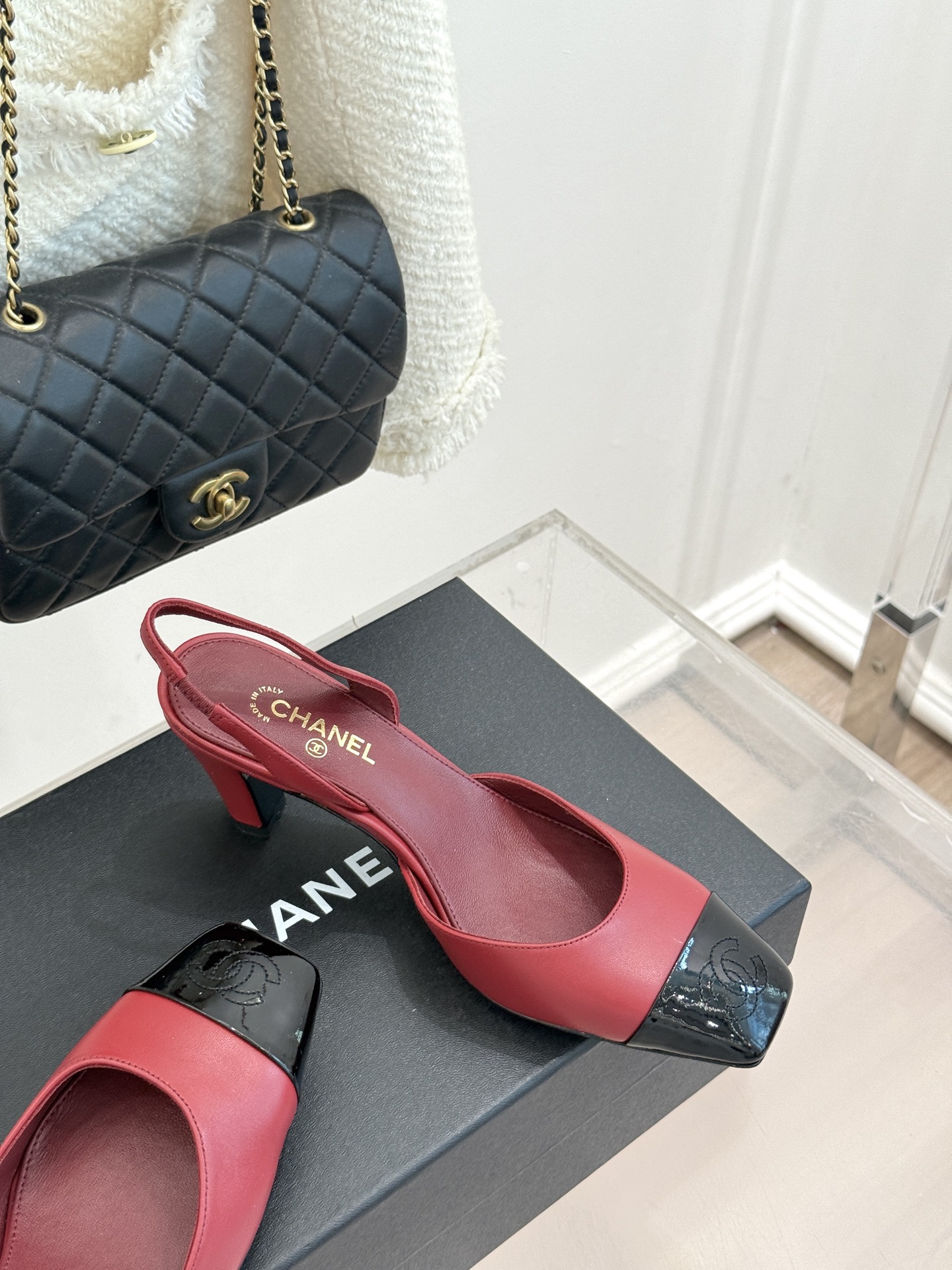 CHANE*|小香26A新品 拼色方头粗跟后空凉鞋 鞋身双C标识精致低调 方头版型衬得脚型秀气 拼色设计复古吸睛 粗跟稳 CHANE*|小香26A新品 拼色方头粗跟后空凉鞋 鞋身双C标识精致低调 方头版型衬得脚型秀气 拼色设计复古吸睛 粗跟稳