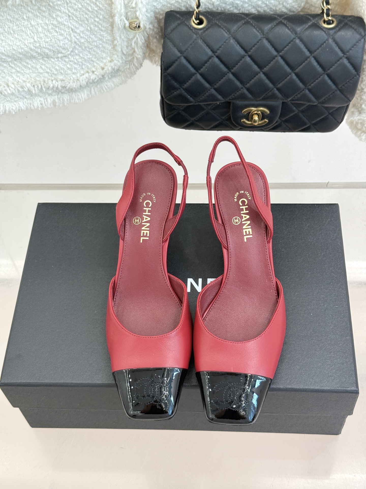 CHANE*|小香26A新品 拼色方头粗跟后空凉鞋 鞋身双C标识精致低调 方头版型衬得脚型秀气 拼色设计复古吸睛 粗跟稳 CHANE*|小香26A新品 拼色方头粗跟后空凉鞋 鞋身双C标识精致低调 方头版型衬得脚型秀气 拼色设计复古吸睛 粗跟稳