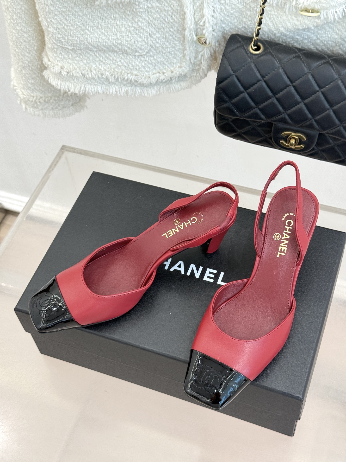 CHANE*|小香26A新品 拼色方头粗跟后空凉鞋 鞋身双C标识精致低调 方头版型衬得脚型秀气 拼色设计复古吸睛 粗跟稳 CHANE*|小香26A新品 拼色方头粗跟后空凉鞋 鞋身双C标识精致低调 方头版型衬得脚型秀气 拼色设计复古吸睛 粗跟稳