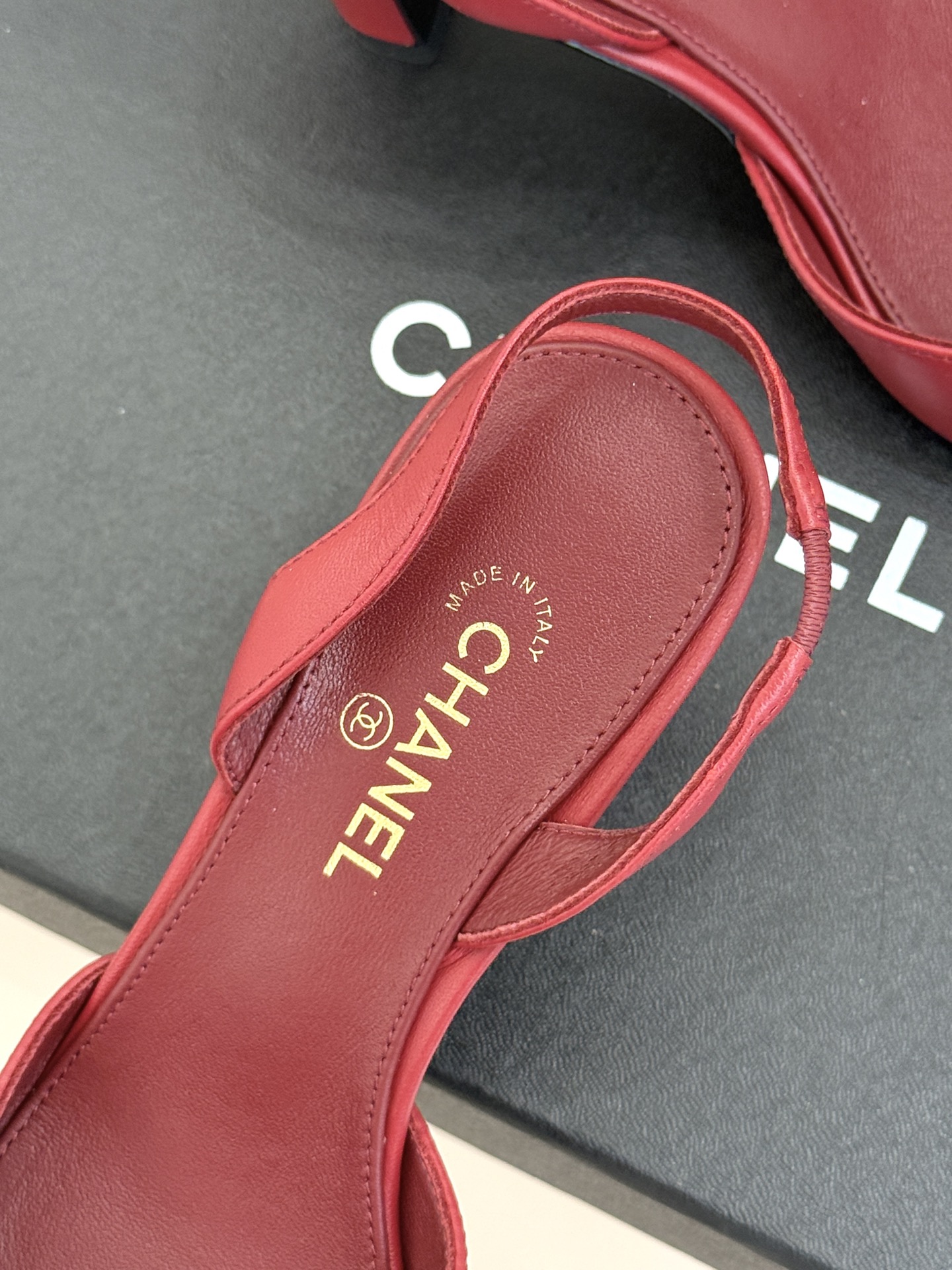 CHANE*|小香26A新品 拼色方头粗跟后空凉鞋 鞋身双C标识精致低调 方头版型衬得脚型秀气 拼色设计复古吸睛 粗跟稳 CHANE*|小香26A新品 拼色方头粗跟后空凉鞋 鞋身双C标识精致低调 方头版型衬得脚型秀气 拼色设计复古吸睛 粗跟稳