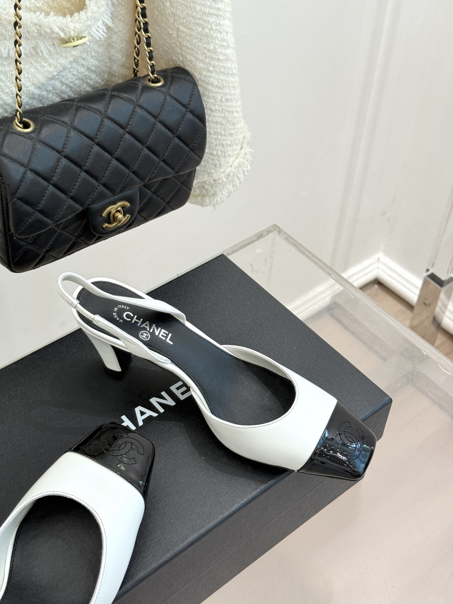 CHANE*|小香26A新品 拼色方头粗跟后空凉鞋 鞋身双C标识精致低调 方头版型衬得脚型秀气 拼色设计复古吸睛 粗跟稳 CHANE*|小香26A新品 拼色方头粗跟后空凉鞋 鞋身双C标识精致低调 方头版型衬得脚型秀气 拼色设计复古吸睛 粗跟稳