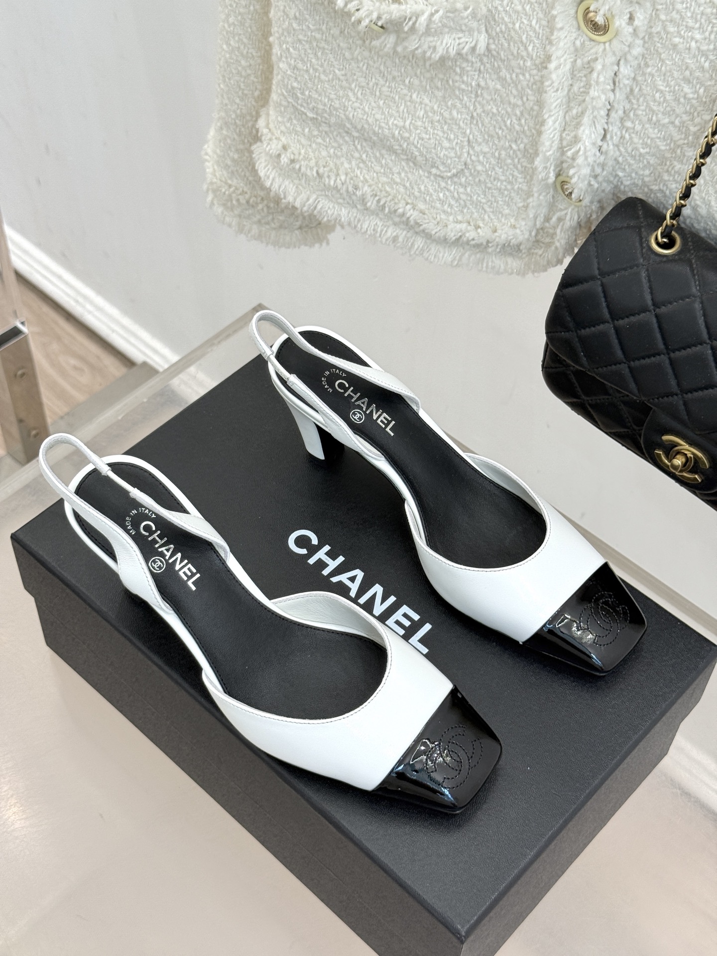 CHANE*|小香26A新品 拼色方头粗跟后空凉鞋 鞋身双C标识精致低调 方头版型衬得脚型秀气 拼色设计复古吸睛 粗跟稳 CHANE*|小香26A新品 拼色方头粗跟后空凉鞋 鞋身双C标识精致低调 方头版型衬得脚型秀气 拼色设计复古吸睛 粗跟稳