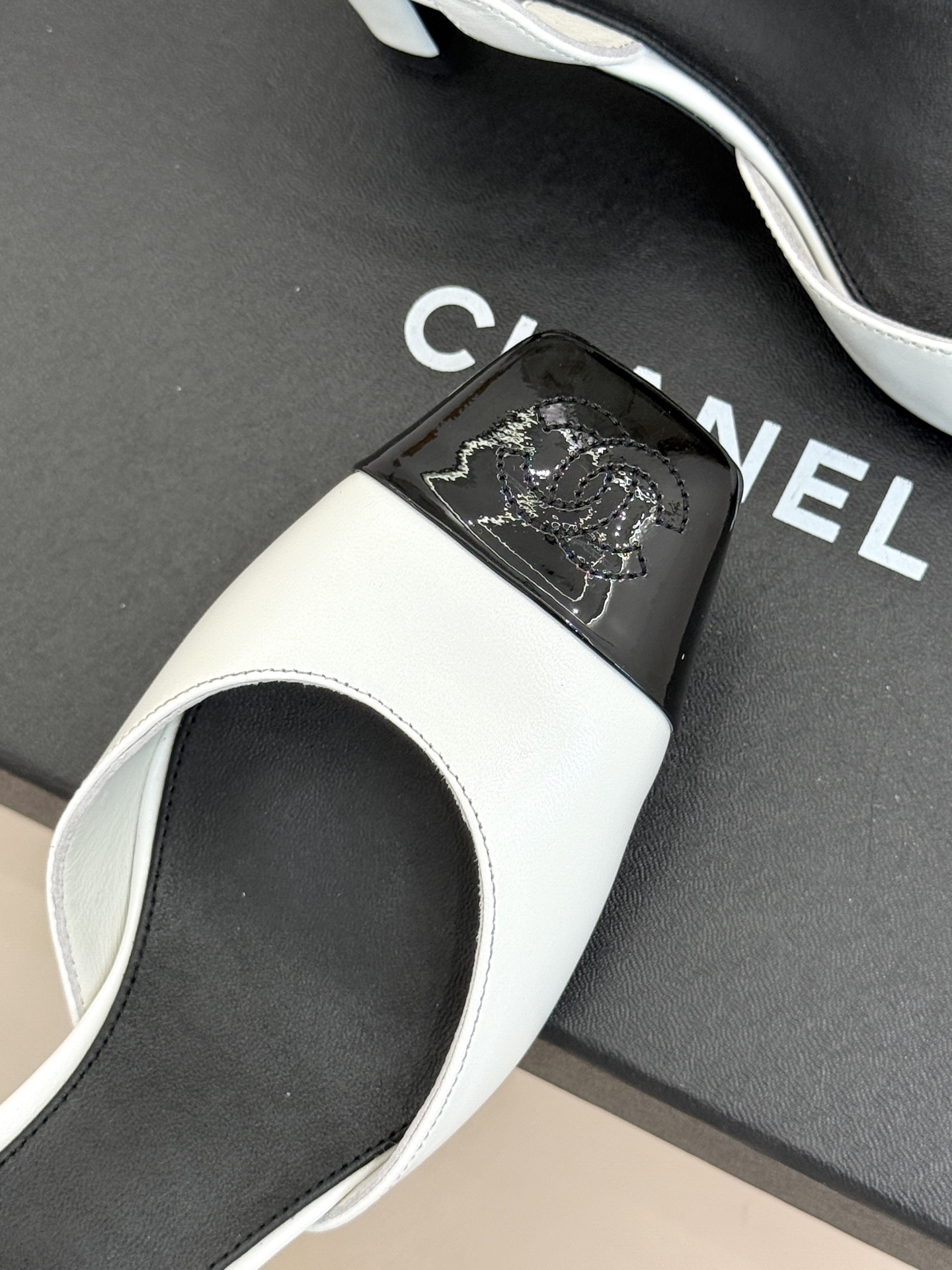 CHANE*|小香26A新品 拼色方头粗跟后空凉鞋 鞋身双C标识精致低调 方头版型衬得脚型秀气 拼色设计复古吸睛 粗跟稳 CHANE*|小香26A新品 拼色方头粗跟后空凉鞋 鞋身双C标识精致低调 方头版型衬得脚型秀气 拼色设计复古吸睛 粗跟稳