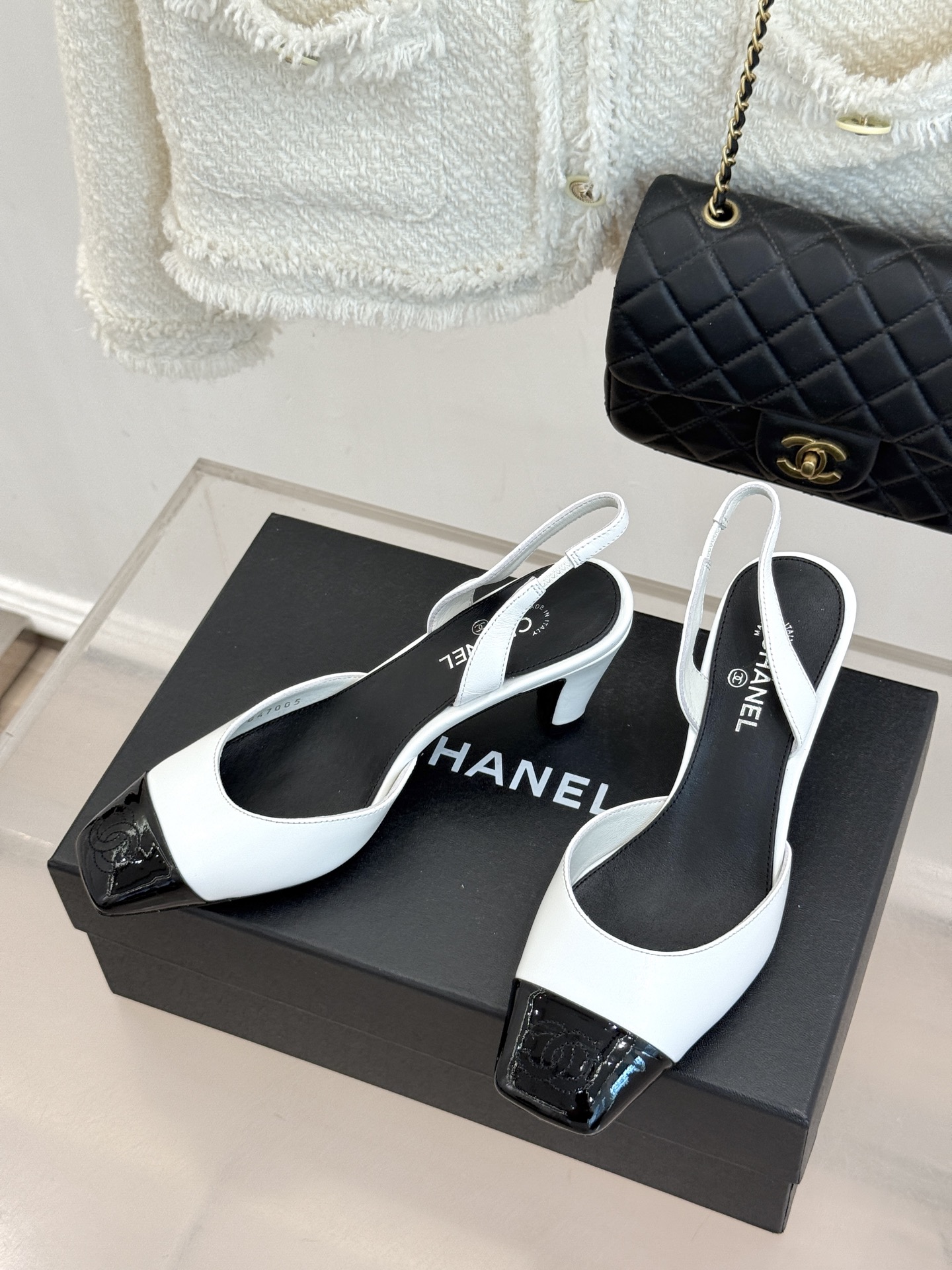 CHANE*|小香26A新品 拼色方头粗跟后空凉鞋 鞋身双C标识精致低调 方头版型衬得脚型秀气 拼色设计复古吸睛 粗跟稳 CHANE*|小香26A新品 拼色方头粗跟后空凉鞋 鞋身双C标识精致低调 方头版型衬得脚型秀气 拼色设计复古吸睛 粗跟稳