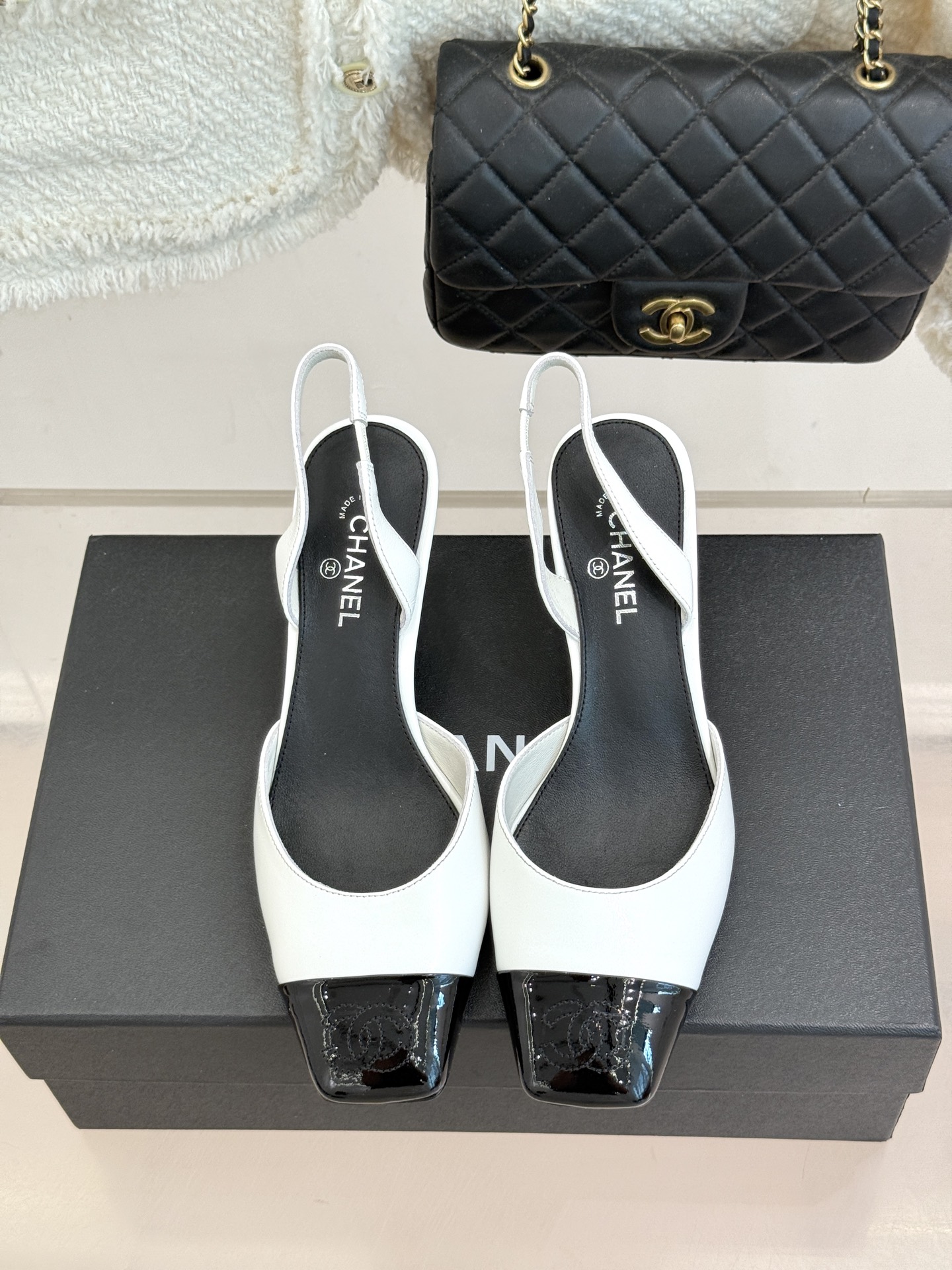 CHANE*|小香26A新品 拼色方头粗跟后空凉鞋 鞋身双C标识精致低调 方头版型衬得脚型秀气 拼色设计复古吸睛 粗跟稳 CHANE*|小香26A新品 拼色方头粗跟后空凉鞋 鞋身双C标识精致低调 方头版型衬得脚型秀气 拼色设计复古吸睛 粗跟稳