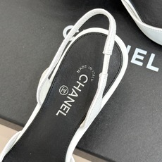 CHANE*|小香26A新品 拼色方头粗跟后空凉鞋 鞋身双C标识精致低调 方头版型衬得脚型秀气 拼色设计复古吸睛 粗跟稳 CHANE*|小香26A新品 拼色方头粗跟后空凉鞋 鞋身双C标识精致低调 方头版型衬得脚型秀气 拼色设计复古吸睛 粗跟稳