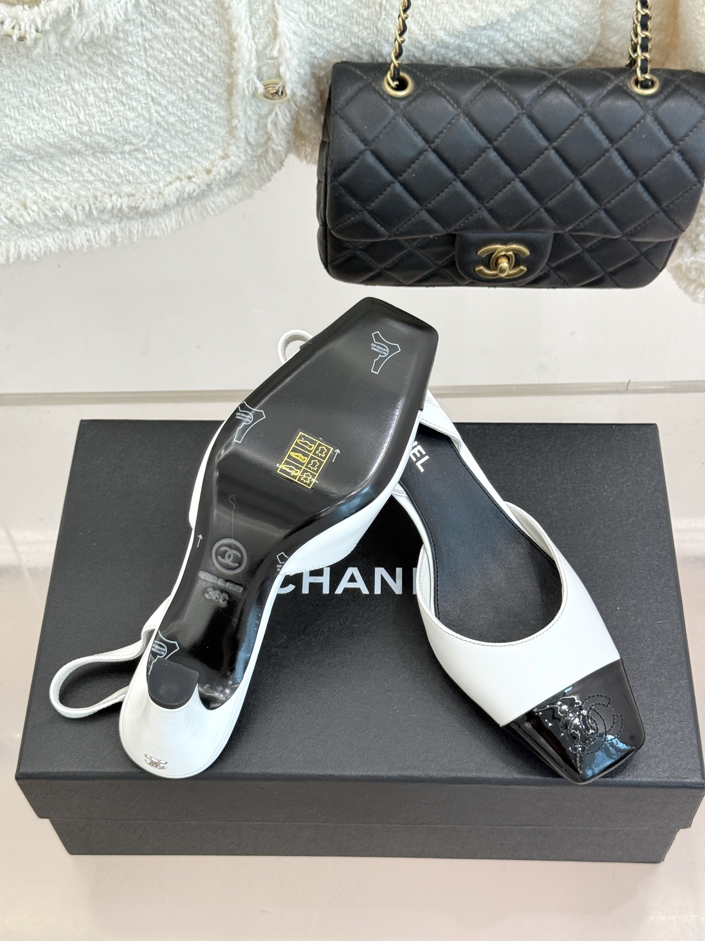 CHANE*|小香26A新品 拼色方头粗跟后空凉鞋 鞋身双C标识精致低调 方头版型衬得脚型秀气 拼色设计复古吸睛 粗跟稳 CHANE*|小香26A新品 拼色方头粗跟后空凉鞋 鞋身双C标识精致低调 方头版型衬得脚型秀气 拼色设计复古吸睛 粗跟稳