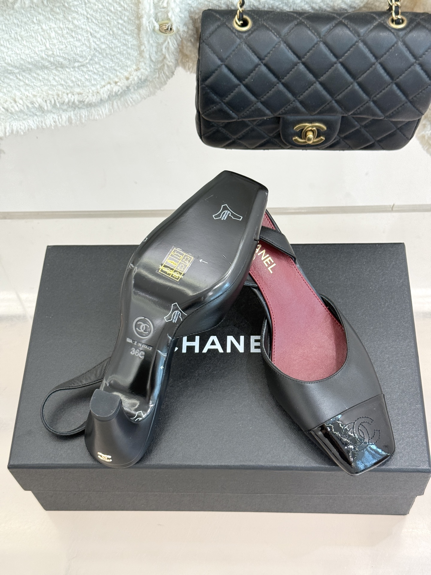 CHANE*|小香26A新品 拼色方头粗跟后空凉鞋 鞋身双C标识精致低调 方头版型衬得脚型秀气 拼色设计复古吸睛 粗跟稳 CHANE*|小香26A新品 拼色方头粗跟后空凉鞋 鞋身双C标识精致低调 方头版型衬得脚型秀气 拼色设计复古吸睛 粗跟稳