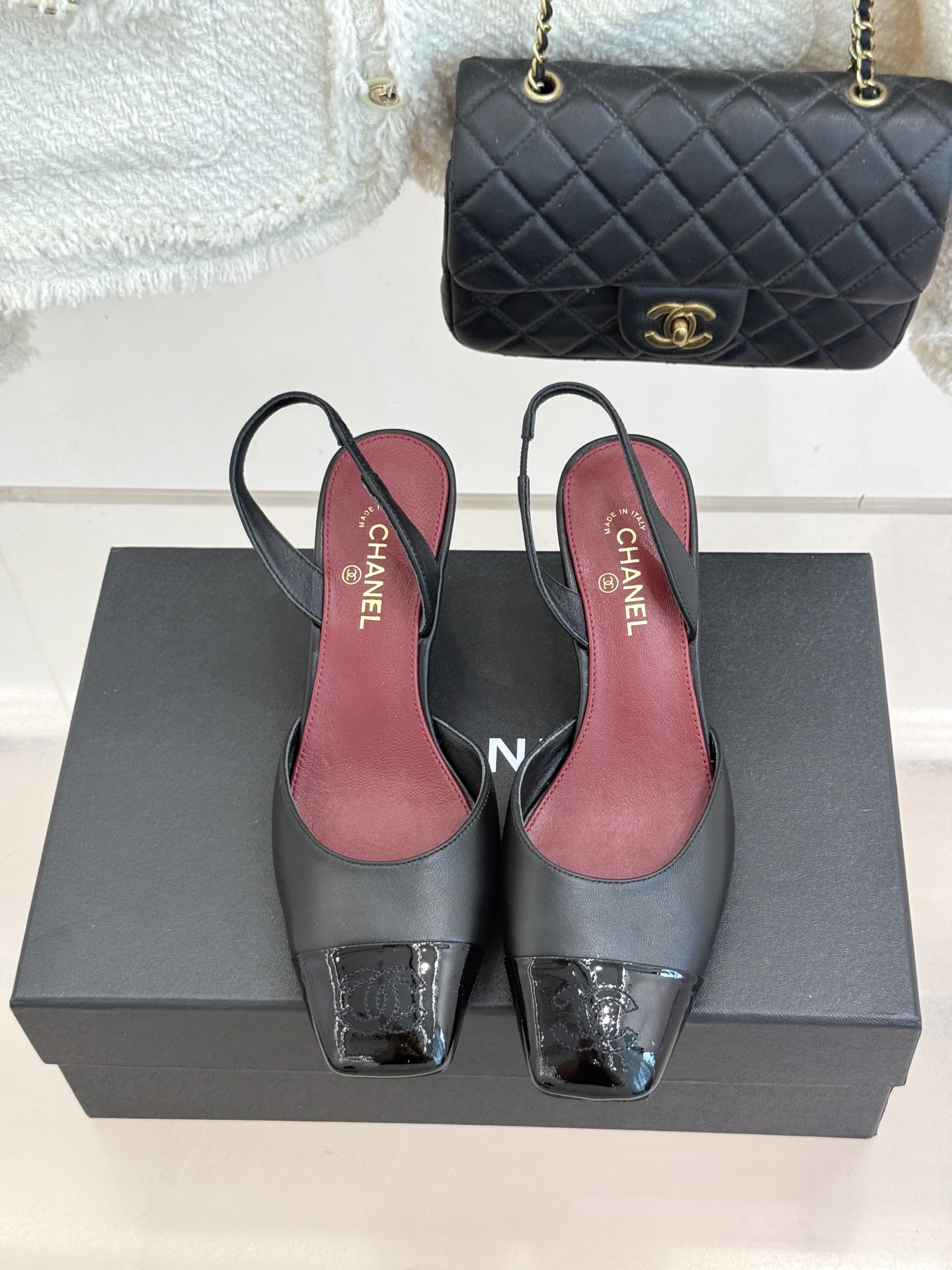 CHANE*|小香26A新品 拼色方头粗跟后空凉鞋 鞋身双C标识精致低调 方头版型衬得脚型秀气 拼色设计复古吸睛 粗跟稳 CHANE*|小香26A新品 拼色方头粗跟后空凉鞋 鞋身双C标识精致低调 方头版型衬得脚型秀气 拼色设计复古吸睛 粗跟稳