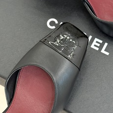 CHANE*|小香26A新品 拼色方头粗跟后空凉鞋 鞋身双C标识精致低调 方头版型衬得脚型秀气 拼色设计复古吸睛 粗跟稳 CHANE*|小香26A新品 拼色方头粗跟后空凉鞋 鞋身双C标识精致低调 方头版型衬得脚型秀气 拼色设计复古吸睛 粗跟稳