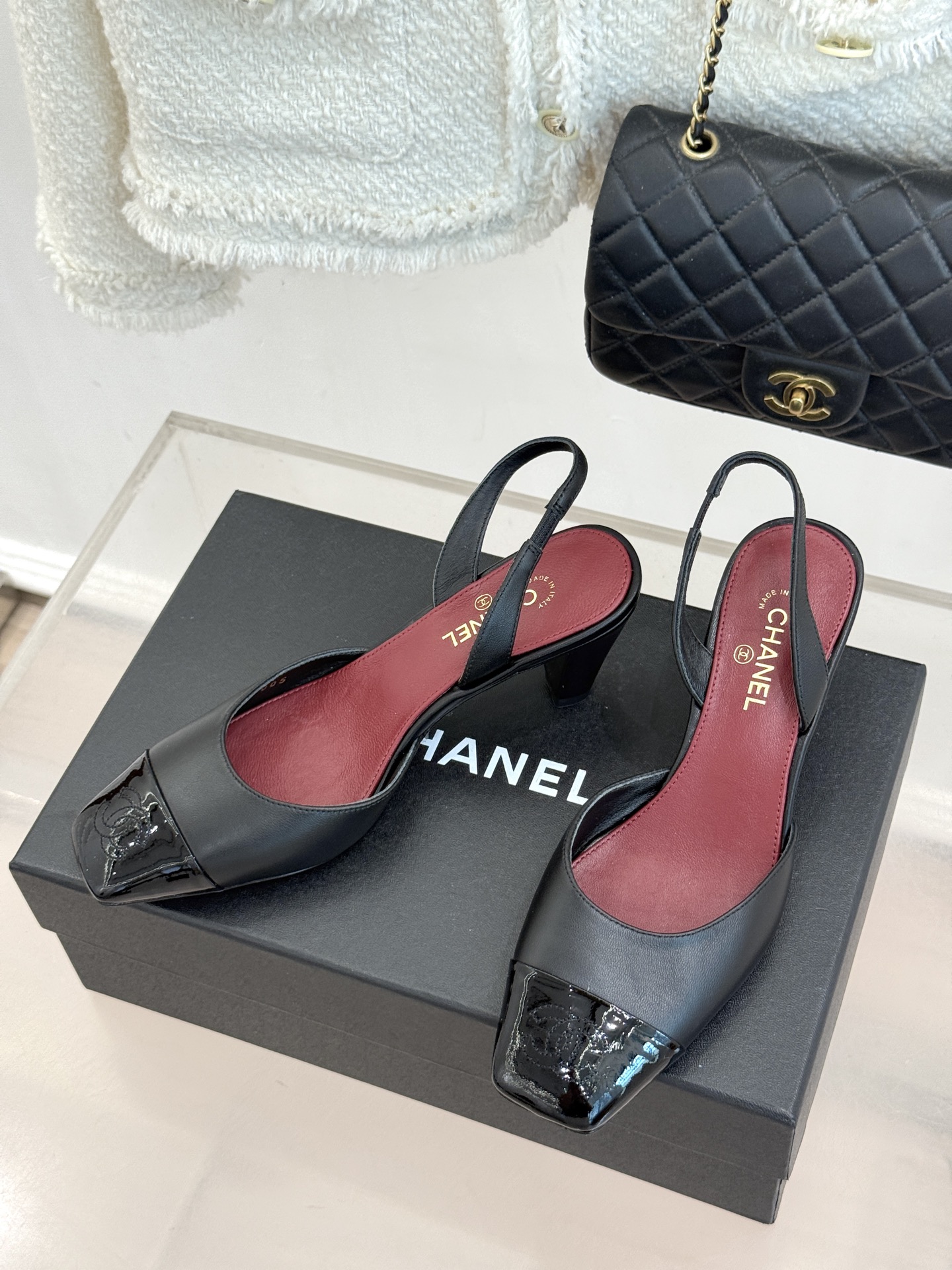 CHANE*|小香26A新品 拼色方头粗跟后空凉鞋 鞋身双C标识精致低调 方头版型衬得脚型秀气 拼色设计复古吸睛 粗跟稳 CHANE*|小香26A新品 拼色方头粗跟后空凉鞋 鞋身双C标识精致低调 方头版型衬得脚型秀气 拼色设计复古吸睛 粗跟稳