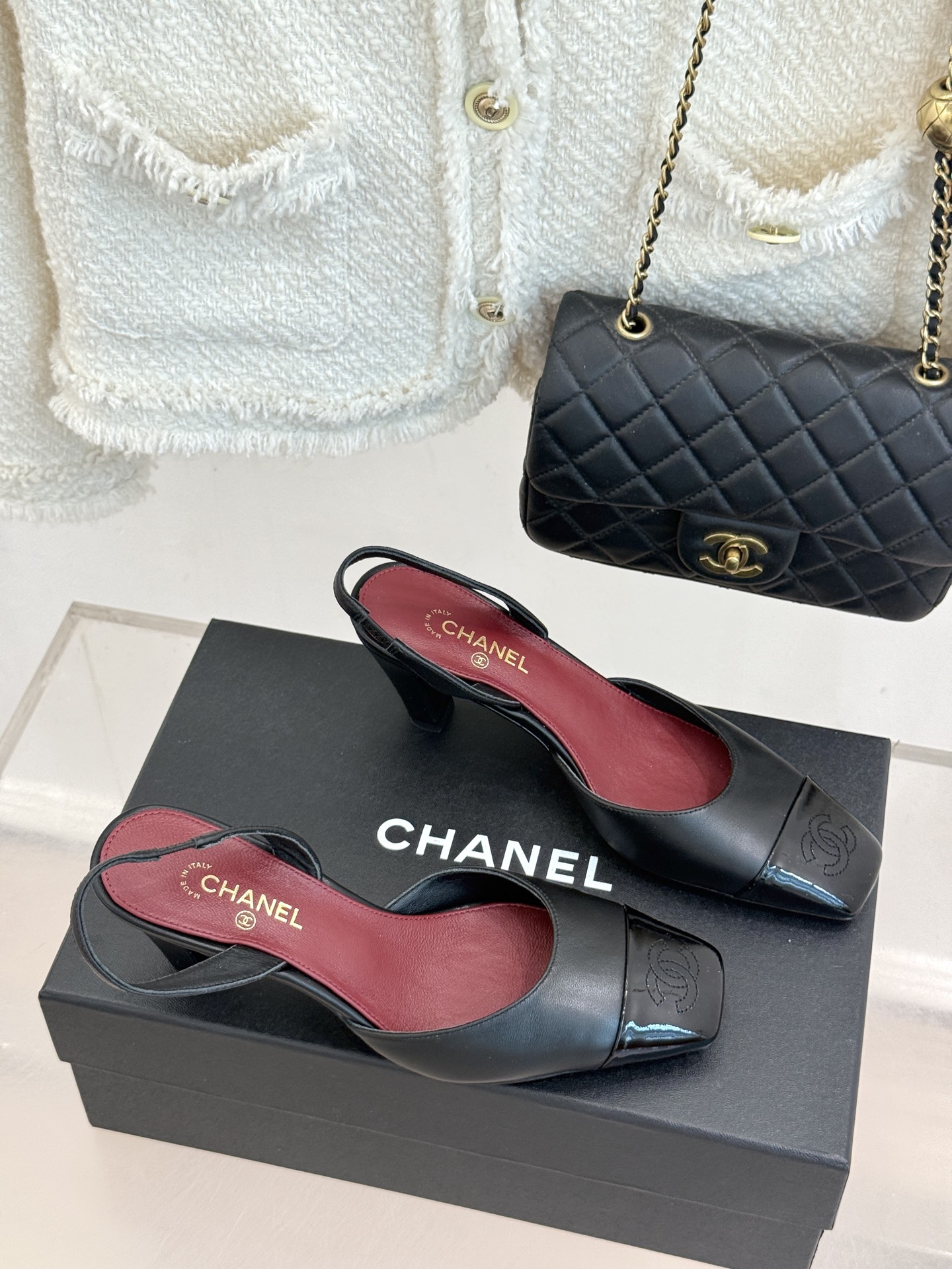 CHANE*|小香26A新品 拼色方头粗跟后空凉鞋 鞋身双C标识精致低调 方头版型衬得脚型秀气 拼色设计复古吸睛 粗跟稳 CHANE*|小香26A新品 拼色方头粗跟后空凉鞋 鞋身双C标识精致低调 方头版型衬得脚型秀气 拼色设计复古吸睛 粗跟稳
