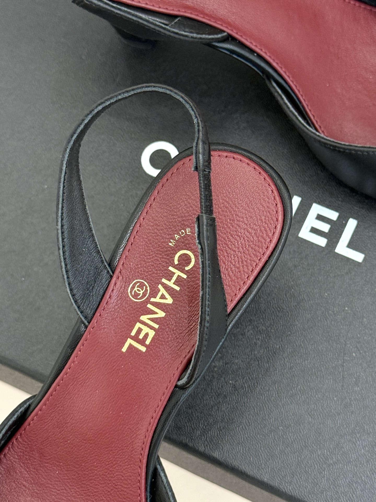 CHANE*|小香26A新品 拼色方头粗跟后空凉鞋 鞋身双C标识精致低调 方头版型衬得脚型秀气 拼色设计复古吸睛 粗跟稳 CHANE*|小香26A新品 拼色方头粗跟后空凉鞋 鞋身双C标识精致低调 方头版型衬得脚型秀气 拼色设计复古吸睛 粗跟稳