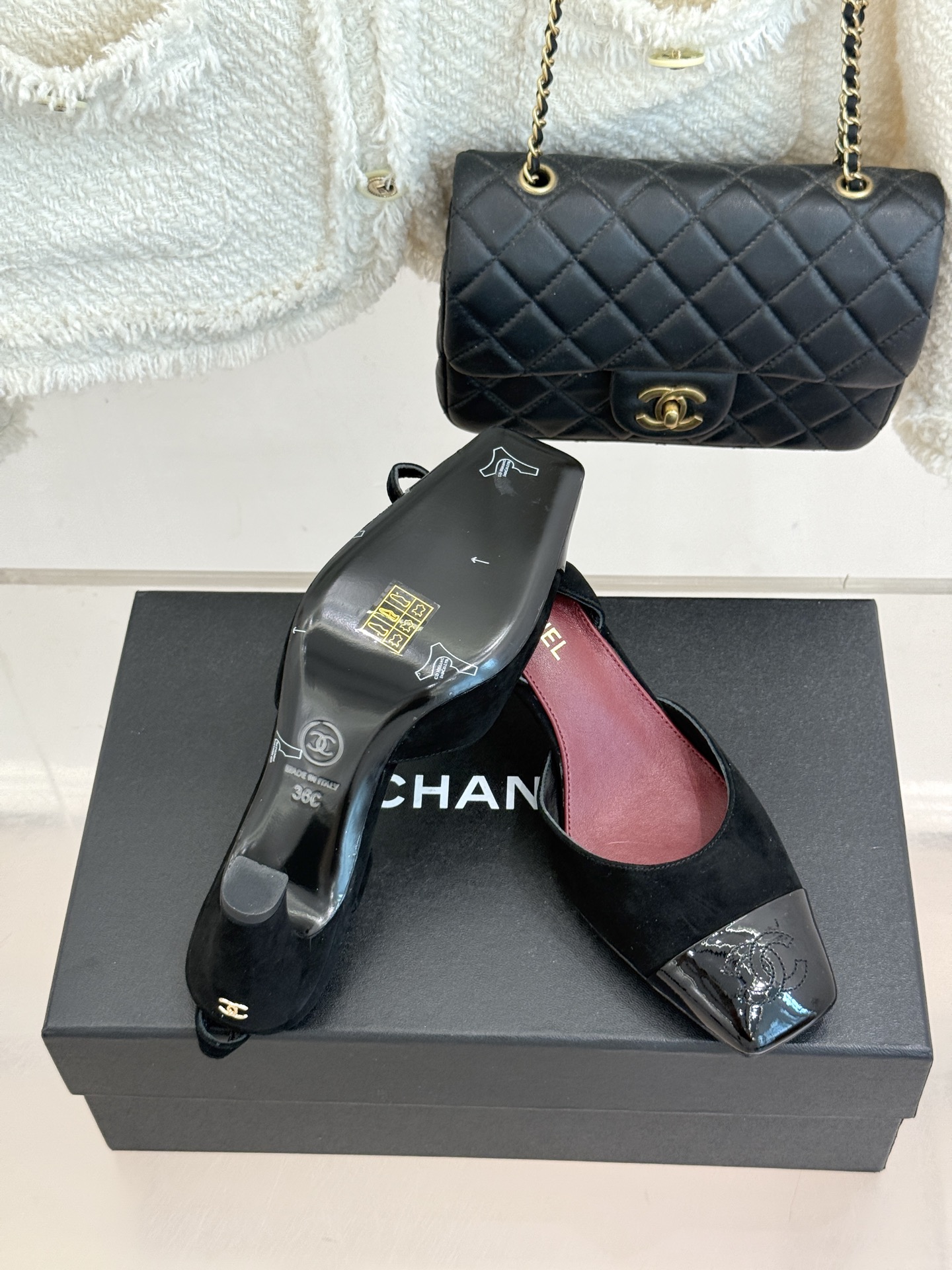 CHANE*|小香26A新品 拼色方头粗跟后空凉鞋 鞋身双C标识精致低调 方头版型衬得脚型秀气 拼色设计复古吸睛 粗跟稳 CHANE*|小香26A新品 拼色方头粗跟后空凉鞋 鞋身双C标识精致低调 方头版型衬得脚型秀气 拼色设计复古吸睛 粗跟稳