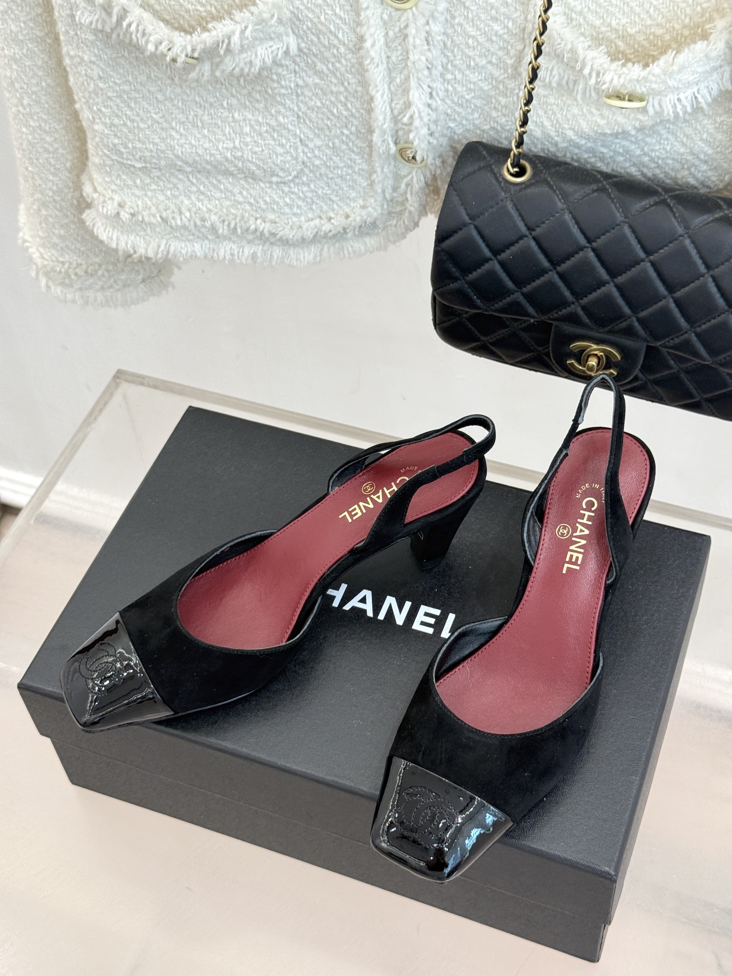 CHANE*|小香26A新品 拼色方头粗跟后空凉鞋 鞋身双C标识精致低调 方头版型衬得脚型秀气 拼色设计复古吸睛 粗跟稳 CHANE*|小香26A新品 拼色方头粗跟后空凉鞋 鞋身双C标识精致低调 方头版型衬得脚型秀气 拼色设计复古吸睛 粗跟稳