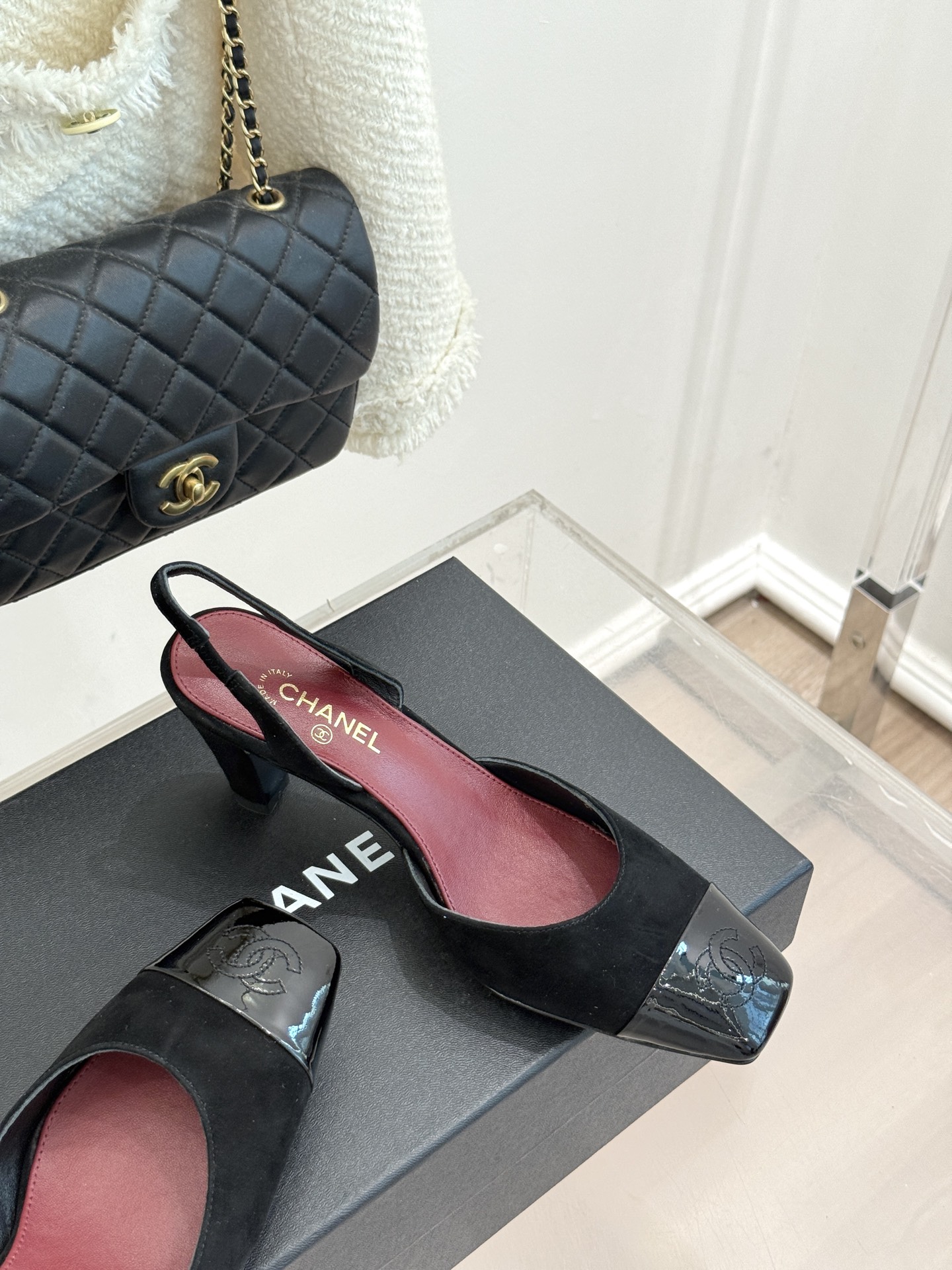 CHANE*|小香26A新品 拼色方头粗跟后空凉鞋 鞋身双C标识精致低调 方头版型衬得脚型秀气 拼色设计复古吸睛 粗跟稳 CHANE*|小香26A新品 拼色方头粗跟后空凉鞋 鞋身双C标识精致低调 方头版型衬得脚型秀气 拼色设计复古吸睛 粗跟稳