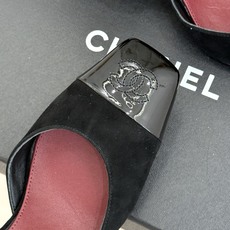 CHANE*|小香26A新品 拼色方头粗跟后空凉鞋 鞋身双C标识精致低调 方头版型衬得脚型秀气 拼色设计复古吸睛 粗跟稳 CHANE*|小香26A新品 拼色方头粗跟后空凉鞋 鞋身双C标识精致低调 方头版型衬得脚型秀气 拼色设计复古吸睛 粗跟稳
