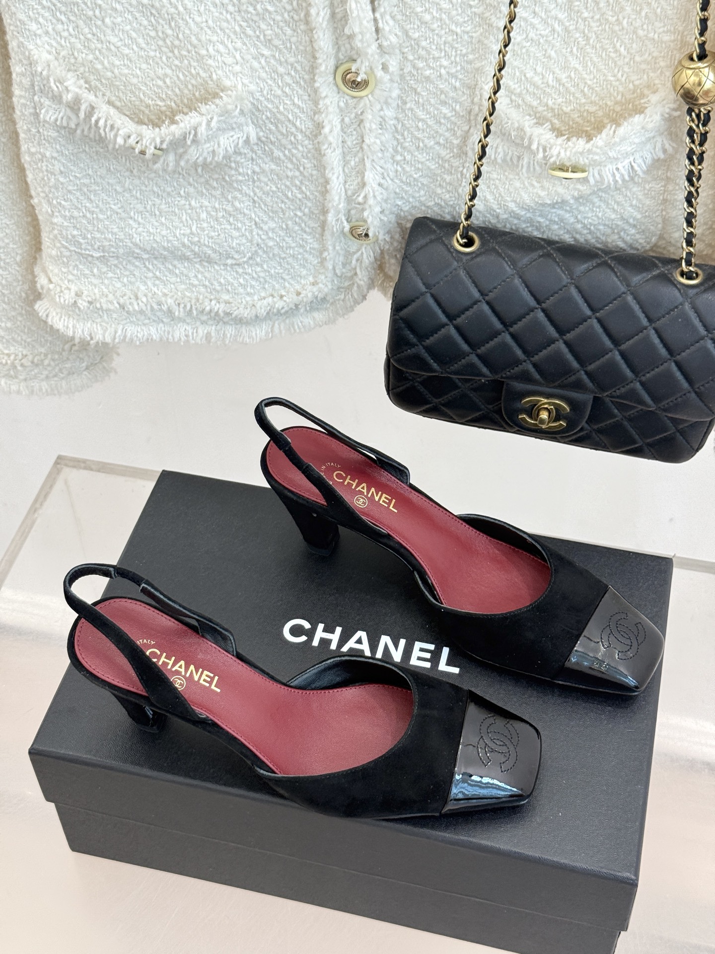 CHANE*|小香26A新品 拼色方头粗跟后空凉鞋 鞋身双C标识精致低调 方头版型衬得脚型秀气 拼色设计复古吸睛 粗跟稳 CHANE*|小香26A新品 拼色方头粗跟后空凉鞋 鞋身双C标识精致低调 方头版型衬得脚型秀气 拼色设计复古吸睛 粗跟稳