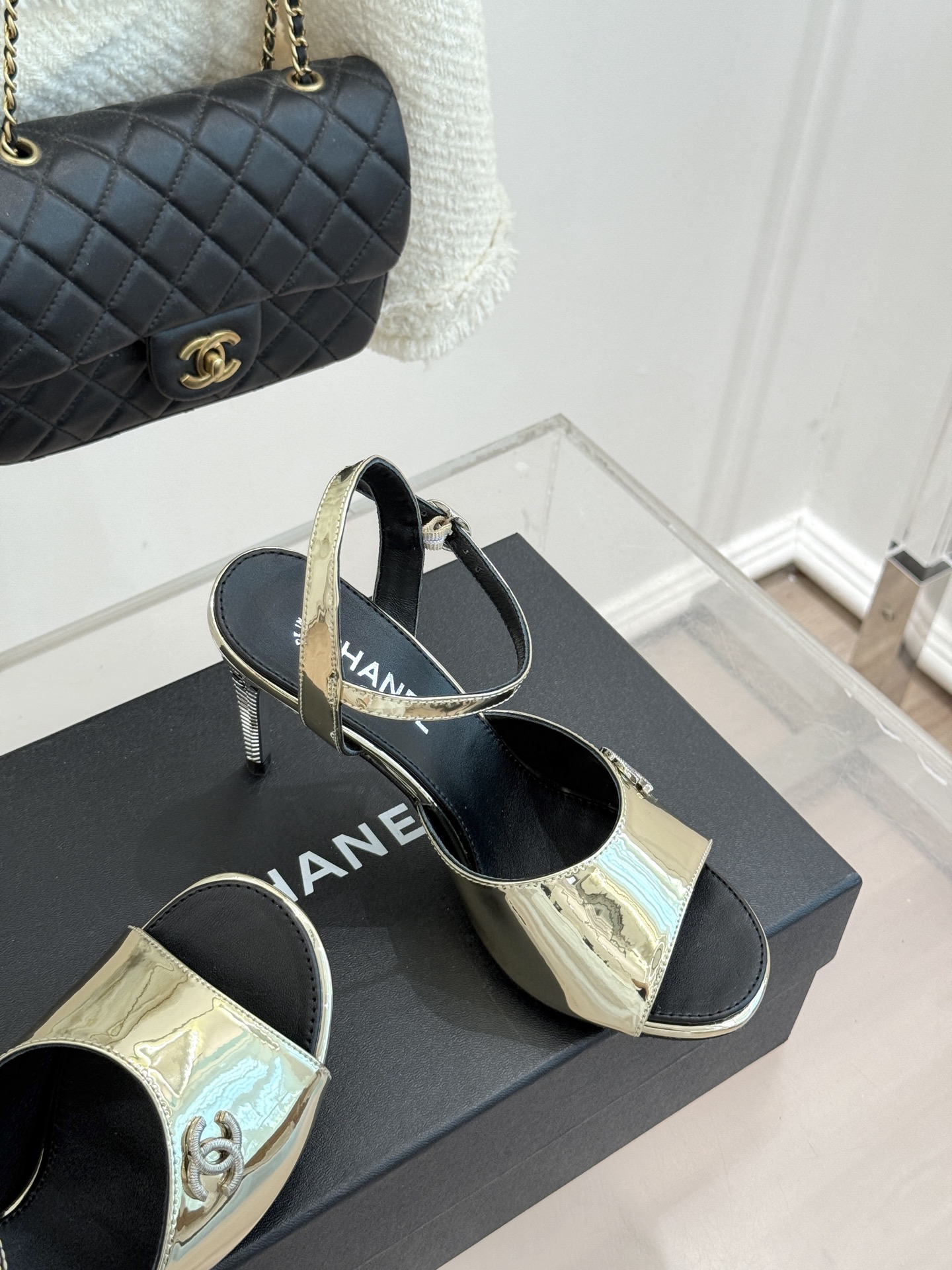 CHANE*|小香26A新品 双C金属跟鱼嘴高跟凉鞋 是夏天必入的绝美凉鞋 露趾设计衬脚型纤细 双C标识点缀鞋面 金属跟 CHANE*|小香26A新品 双C金属跟鱼嘴高跟凉鞋 是夏天必入的绝美凉鞋 露趾设计衬脚型纤细 双C标识点缀鞋面 金属跟