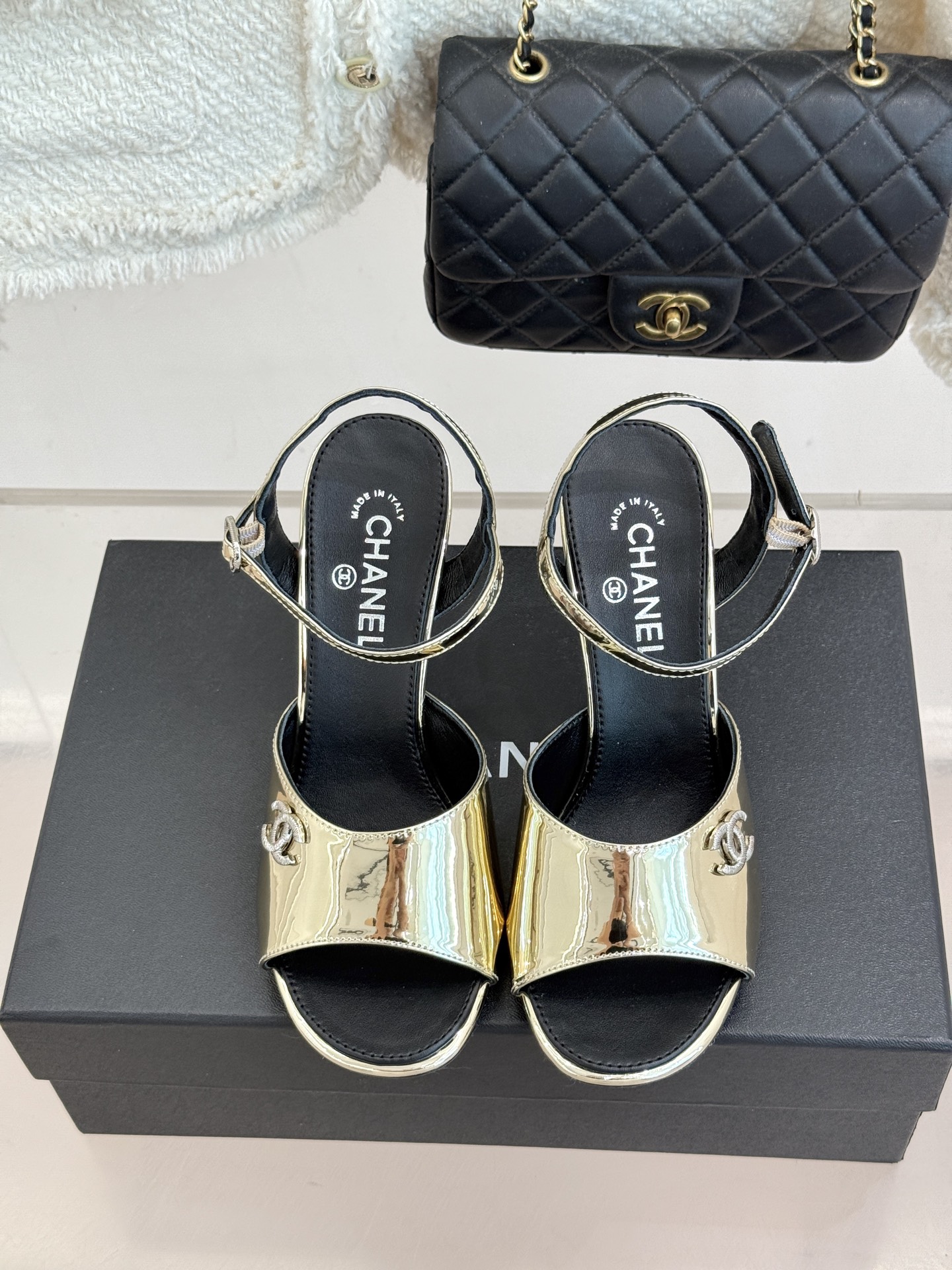 CHANE*|小香26A新品 双C金属跟鱼嘴高跟凉鞋 是夏天必入的绝美凉鞋 露趾设计衬脚型纤细 双C标识点缀鞋面 金属跟 CHANE*|小香26A新品 双C金属跟鱼嘴高跟凉鞋 是夏天必入的绝美凉鞋 露趾设计衬脚型纤细 双C标识点缀鞋面 金属跟