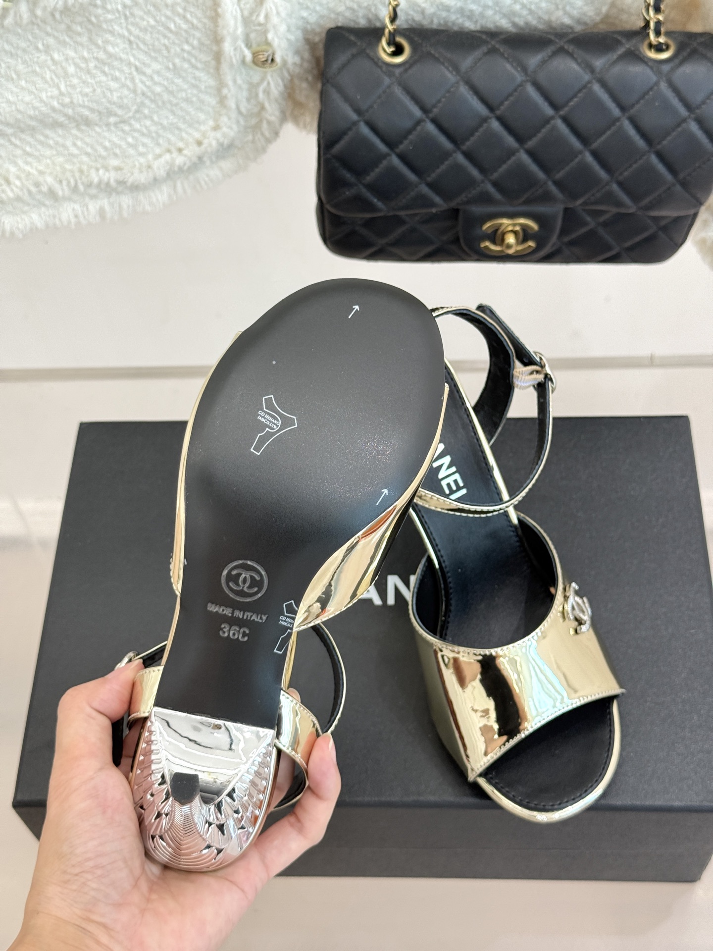 CHANE*|小香26A新品 双C金属跟鱼嘴高跟凉鞋 是夏天必入的绝美凉鞋 露趾设计衬脚型纤细 双C标识点缀鞋面 金属跟 CHANE*|小香26A新品 双C金属跟鱼嘴高跟凉鞋 是夏天必入的绝美凉鞋 露趾设计衬脚型纤细 双C标识点缀鞋面 金属跟