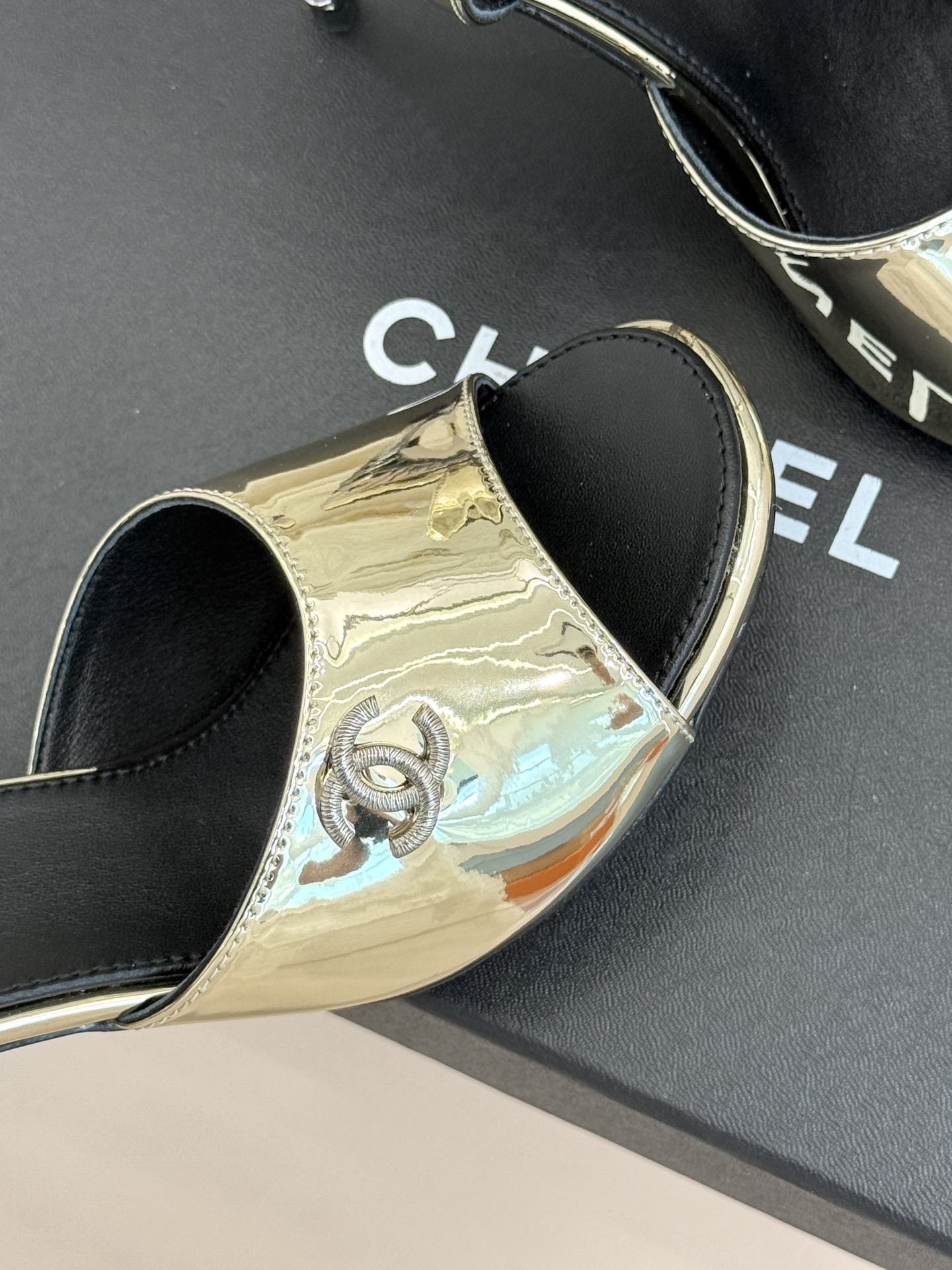 CHANE*|小香26A新品 双C金属跟鱼嘴高跟凉鞋 是夏天必入的绝美凉鞋 露趾设计衬脚型纤细 双C标识点缀鞋面 金属跟 CHANE*|小香26A新品 双C金属跟鱼嘴高跟凉鞋 是夏天必入的绝美凉鞋 露趾设计衬脚型纤细 双C标识点缀鞋面 金属跟