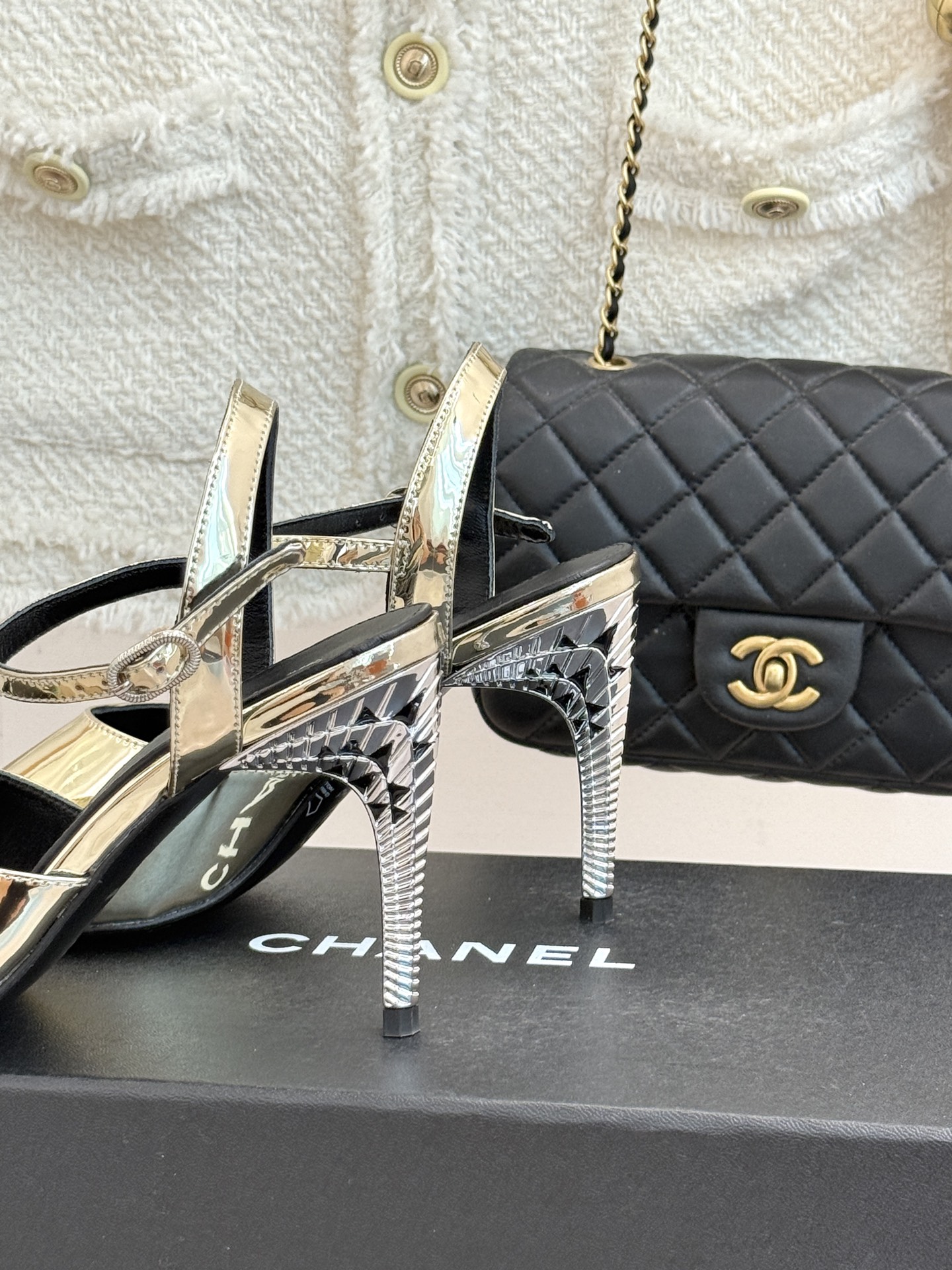 CHANE*|小香26A新品 双C金属跟鱼嘴高跟凉鞋 是夏天必入的绝美凉鞋 露趾设计衬脚型纤细 双C标识点缀鞋面 金属跟 CHANE*|小香26A新品 双C金属跟鱼嘴高跟凉鞋 是夏天必入的绝美凉鞋 露趾设计衬脚型纤细 双C标识点缀鞋面 金属跟