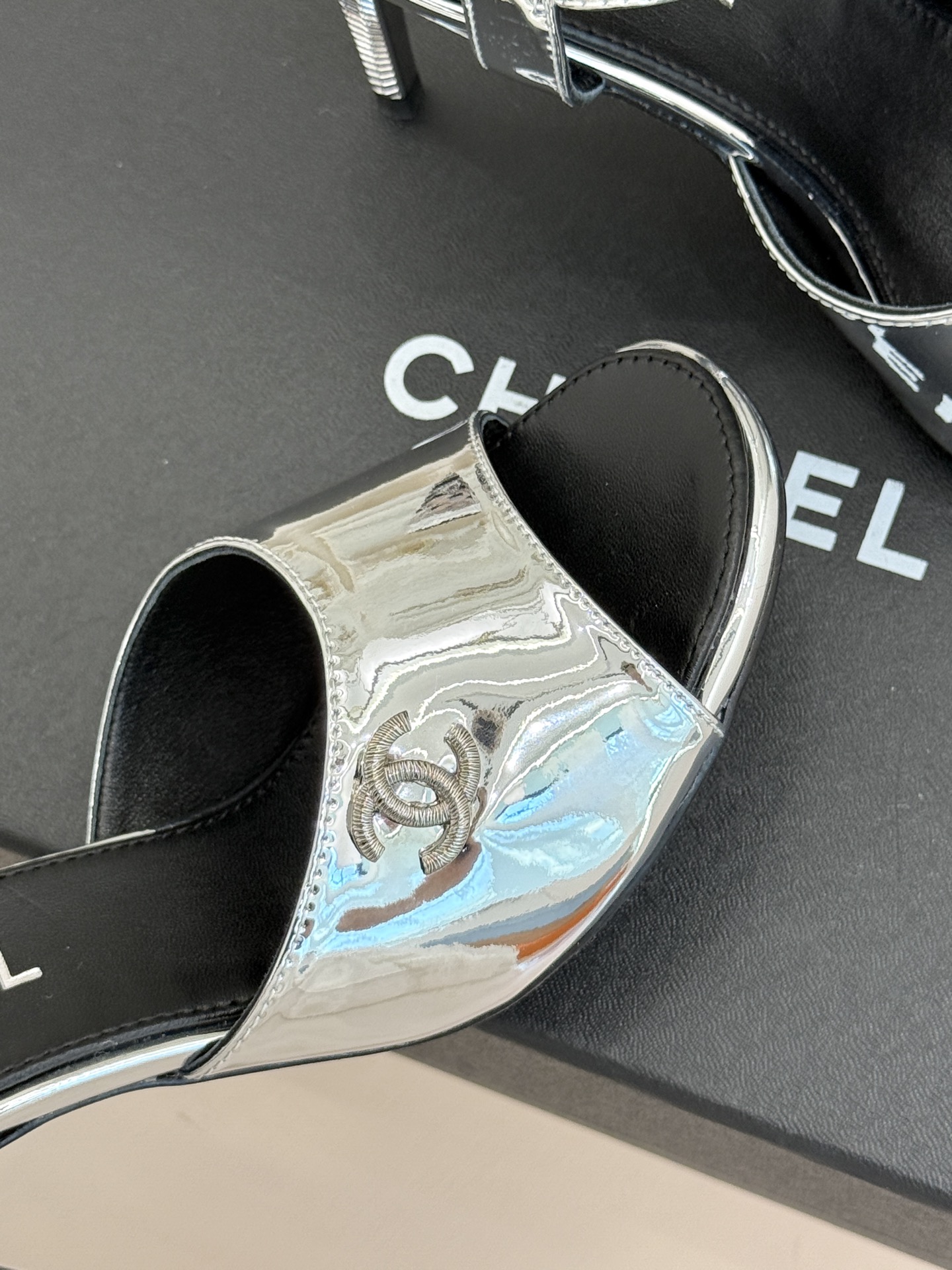 CHANE*|小香26A新品 双C金属跟鱼嘴高跟凉鞋 是夏天必入的绝美凉鞋 露趾设计衬脚型纤细 双C标识点缀鞋面 金属跟 CHANE*|小香26A新品 双C金属跟鱼嘴高跟凉鞋 是夏天必入的绝美凉鞋 露趾设计衬脚型纤细 双C标识点缀鞋面 金属跟