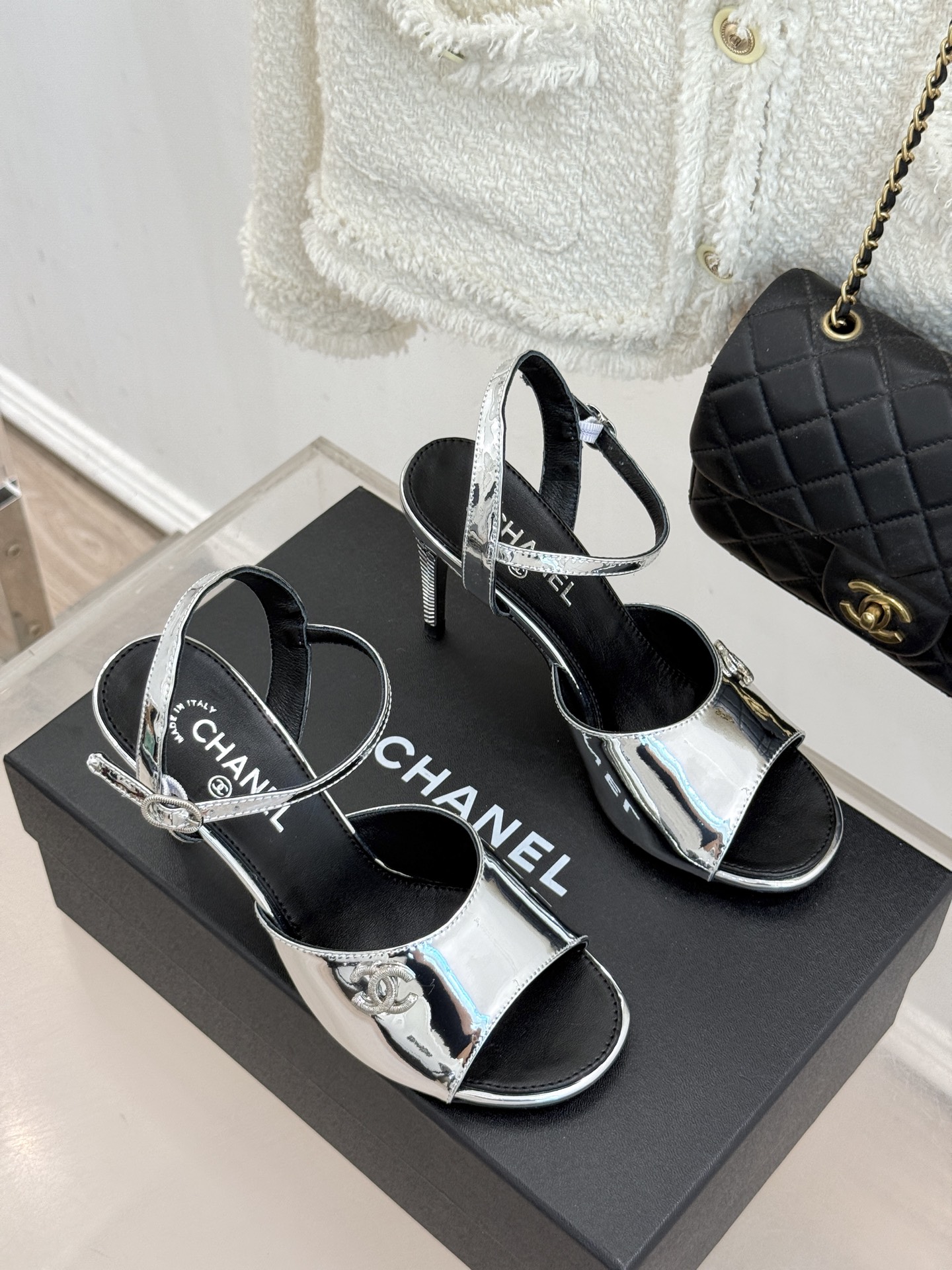 CHANE*|小香26A新品 双C金属跟鱼嘴高跟凉鞋 是夏天必入的绝美凉鞋 露趾设计衬脚型纤细 双C标识点缀鞋面 金属跟 CHANE*|小香26A新品 双C金属跟鱼嘴高跟凉鞋 是夏天必入的绝美凉鞋 露趾设计衬脚型纤细 双C标识点缀鞋面 金属跟