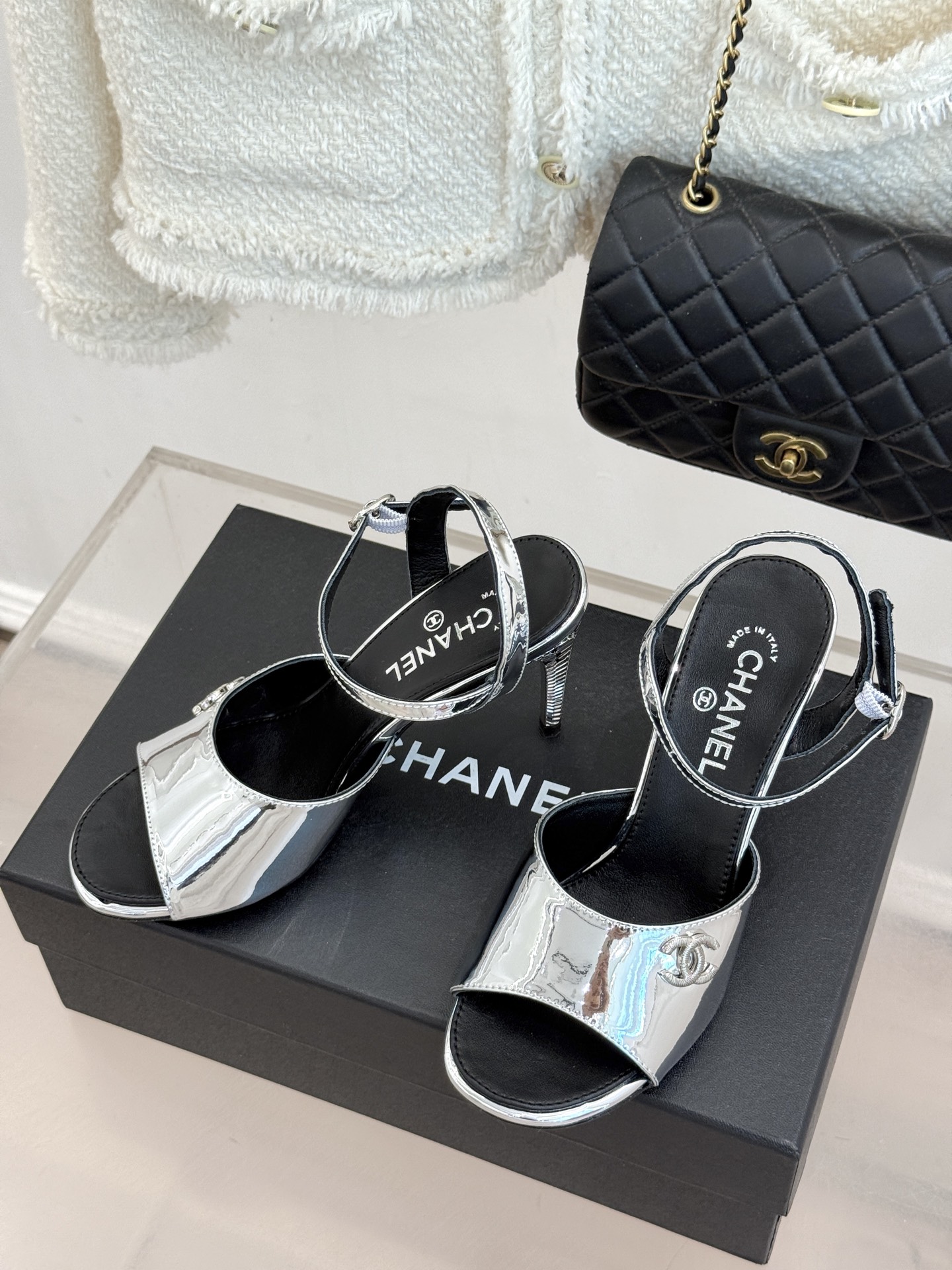CHANE*|小香26A新品 双C金属跟鱼嘴高跟凉鞋 是夏天必入的绝美凉鞋 露趾设计衬脚型纤细 双C标识点缀鞋面 金属跟 CHANE*|小香26A新品 双C金属跟鱼嘴高跟凉鞋 是夏天必入的绝美凉鞋 露趾设计衬脚型纤细 双C标识点缀鞋面 金属跟