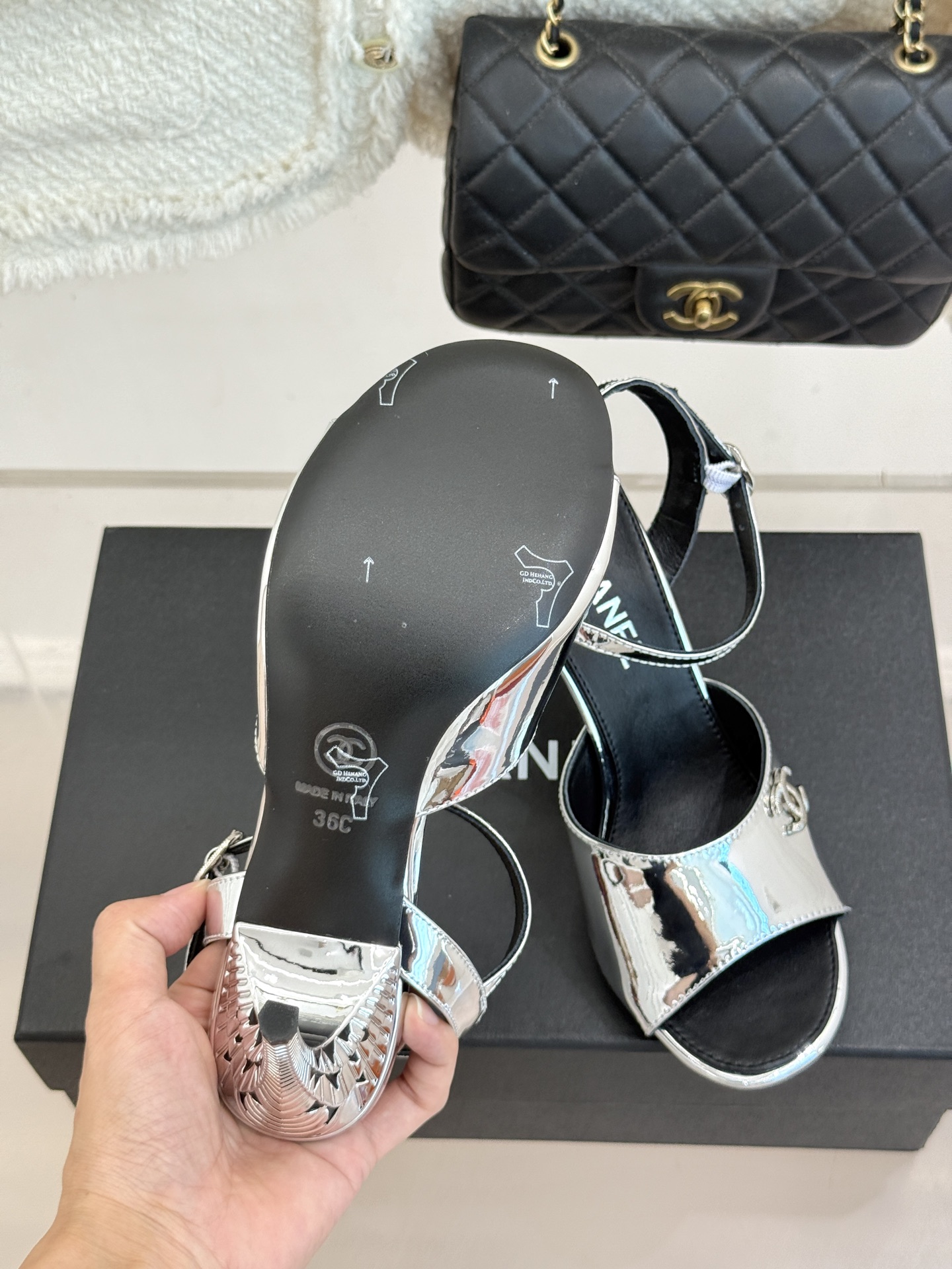CHANE*|小香26A新品 双C金属跟鱼嘴高跟凉鞋 是夏天必入的绝美凉鞋 露趾设计衬脚型纤细 双C标识点缀鞋面 金属跟 CHANE*|小香26A新品 双C金属跟鱼嘴高跟凉鞋 是夏天必入的绝美凉鞋 露趾设计衬脚型纤细 双C标识点缀鞋面 金属跟