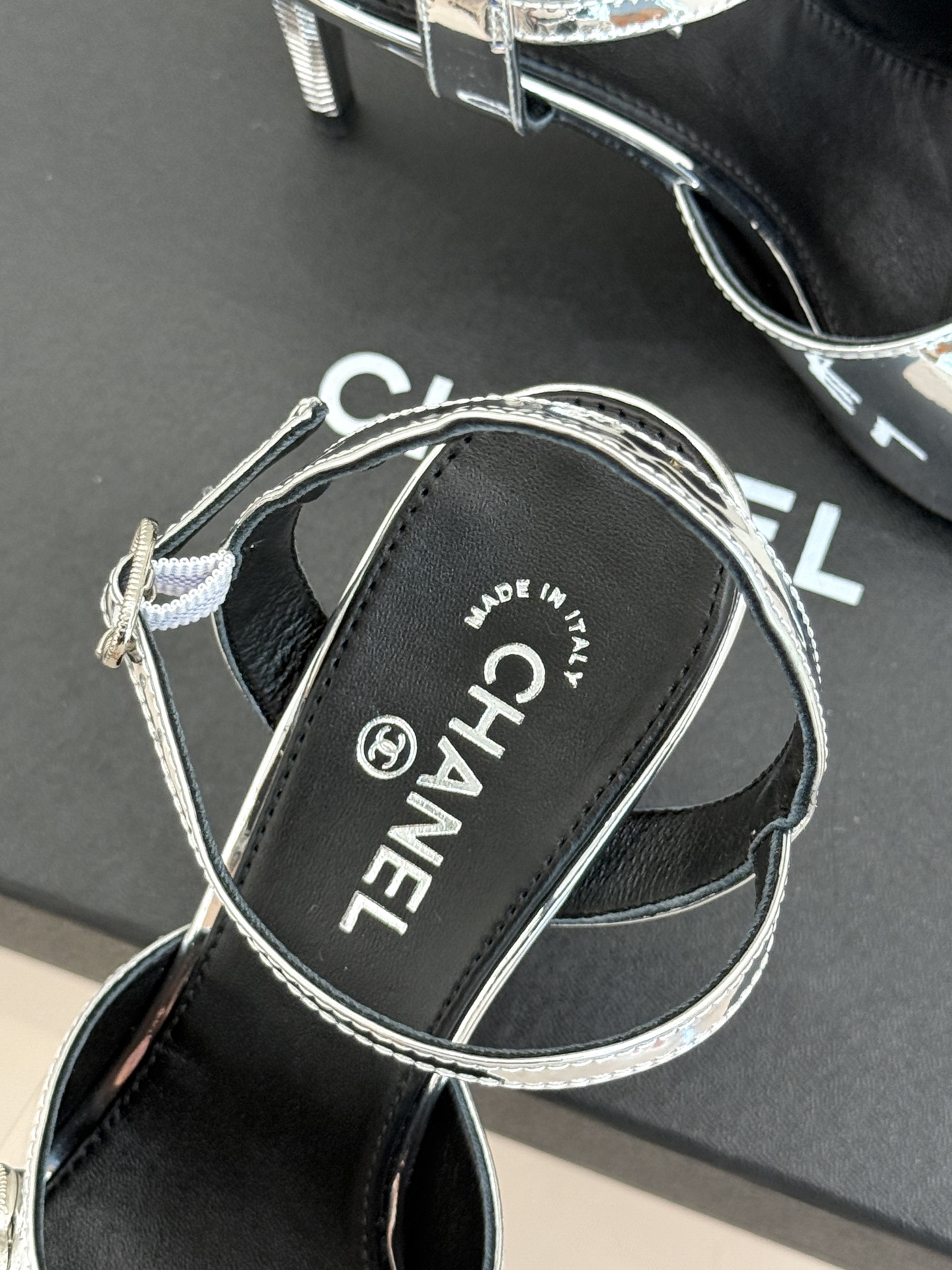 CHANE*|小香26A新品 双C金属跟鱼嘴高跟凉鞋 是夏天必入的绝美凉鞋 露趾设计衬脚型纤细 双C标识点缀鞋面 金属跟 CHANE*|小香26A新品 双C金属跟鱼嘴高跟凉鞋 是夏天必入的绝美凉鞋 露趾设计衬脚型纤细 双C标识点缀鞋面 金属跟