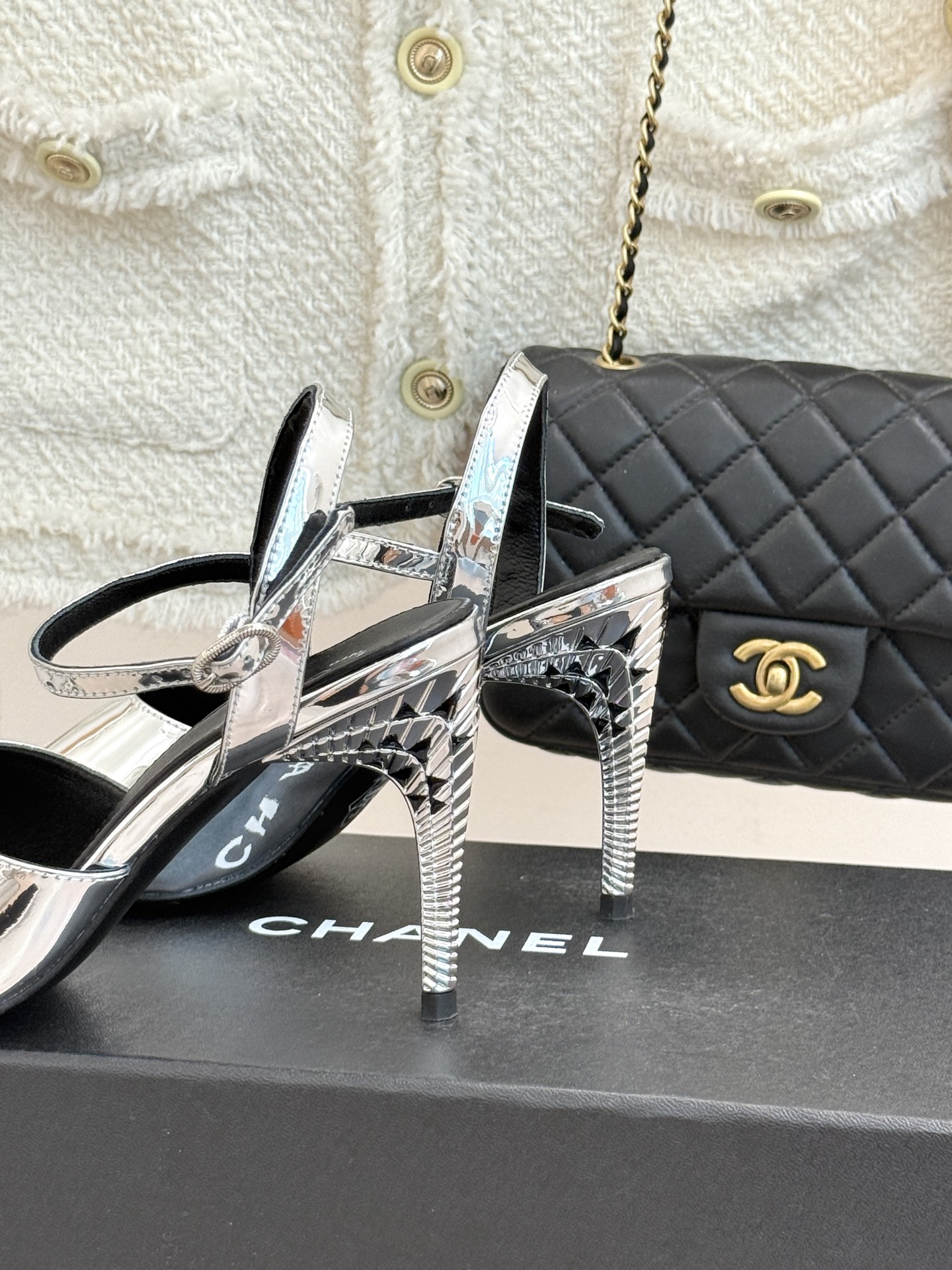 CHANE*|小香26A新品 双C金属跟鱼嘴高跟凉鞋 是夏天必入的绝美凉鞋 露趾设计衬脚型纤细 双C标识点缀鞋面 金属跟 CHANE*|小香26A新品 双C金属跟鱼嘴高跟凉鞋 是夏天必入的绝美凉鞋 露趾设计衬脚型纤细 双C标识点缀鞋面 金属跟