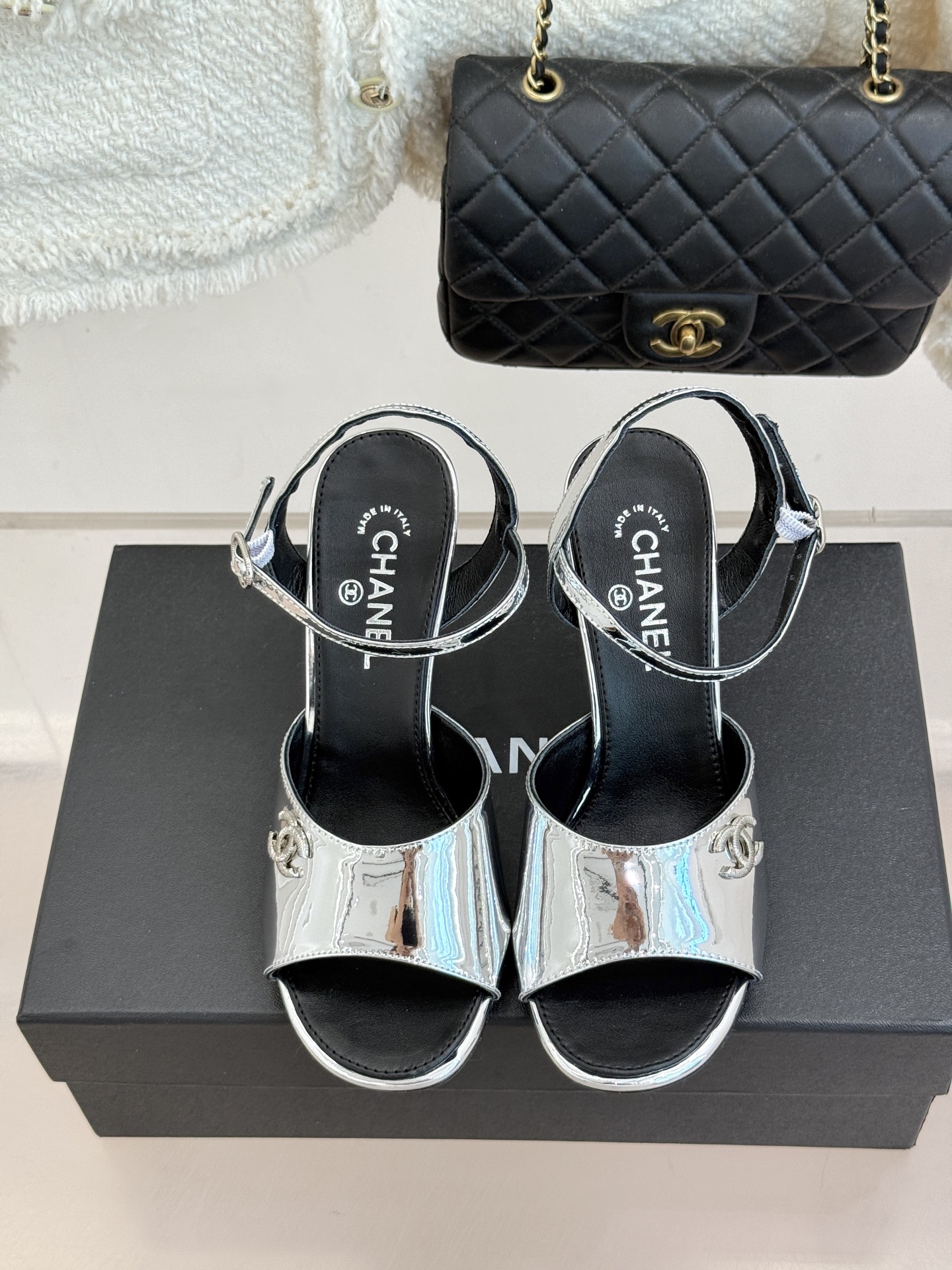 CHANE*|小香26A新品 双C金属跟鱼嘴高跟凉鞋 是夏天必入的绝美凉鞋 露趾设计衬脚型纤细 双C标识点缀鞋面 金属跟 CHANE*|小香26A新品 双C金属跟鱼嘴高跟凉鞋 是夏天必入的绝美凉鞋 露趾设计衬脚型纤细 双C标识点缀鞋面 金属跟