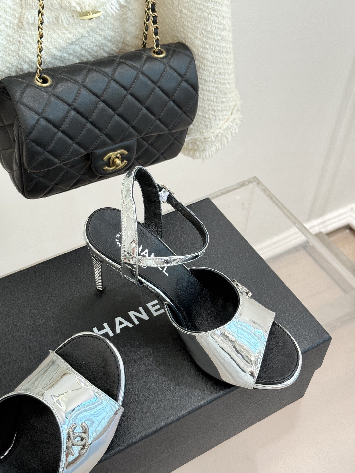 CHANE*|小香26A新品 双C金属跟鱼嘴高跟凉鞋 是夏天必入的绝美凉鞋 露趾设计衬脚型纤细 双C标识点缀鞋面 金属跟 CHANE*|小香26A新品 双C金属跟鱼嘴高跟凉鞋 是夏天必入的绝美凉鞋 露趾设计衬脚型纤细 双C标识点缀鞋面 金属跟