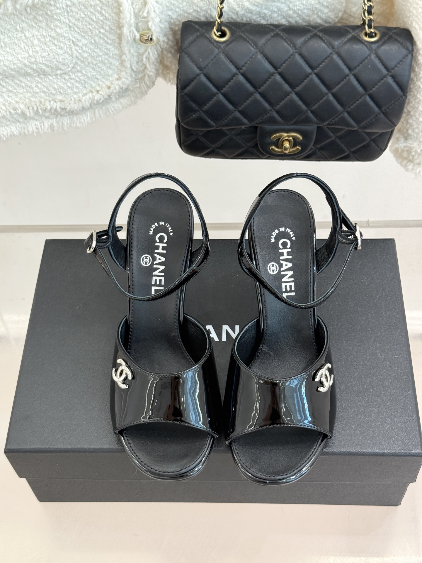 CHANE*|小香26A新品 双C金属跟鱼嘴高跟凉鞋 是夏天必入的绝美凉鞋 露趾设计衬脚型纤细 双C标识点缀鞋面 金属跟 CHANE*|小香26A新品 双C金属跟鱼嘴高跟凉鞋 是夏天必入的绝美凉鞋 露趾设计衬脚型纤细 双C标识点缀鞋面 金属跟