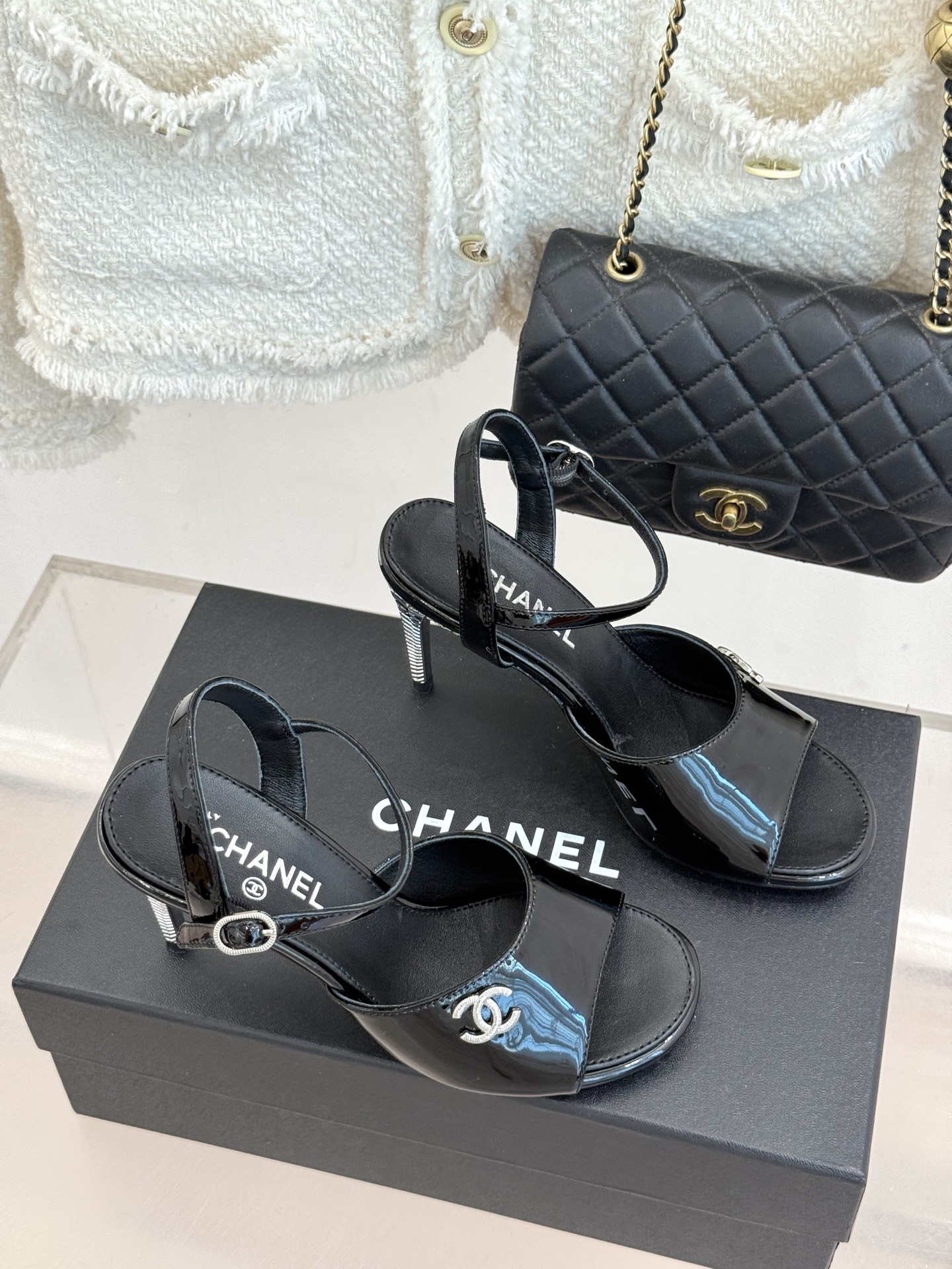 CHANE*|小香26A新品 双C金属跟鱼嘴高跟凉鞋 是夏天必入的绝美凉鞋 露趾设计衬脚型纤细 双C标识点缀鞋面 金属跟 CHANE*|小香26A新品 双C金属跟鱼嘴高跟凉鞋 是夏天必入的绝美凉鞋 露趾设计衬脚型纤细 双C标识点缀鞋面 金属跟