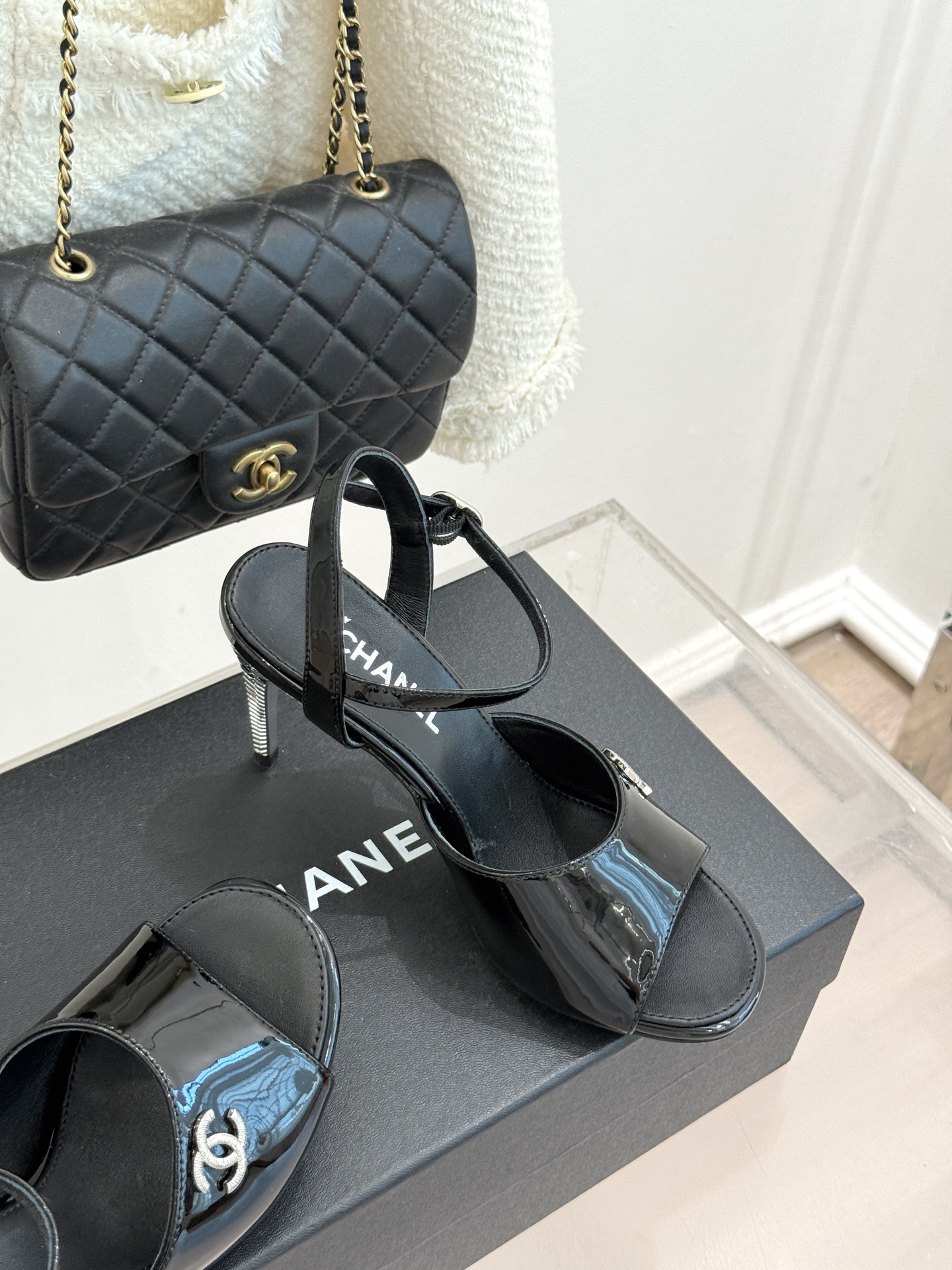 CHANE*|小香26A新品 双C金属跟鱼嘴高跟凉鞋 是夏天必入的绝美凉鞋 露趾设计衬脚型纤细 双C标识点缀鞋面 金属跟 CHANE*|小香26A新品 双C金属跟鱼嘴高跟凉鞋 是夏天必入的绝美凉鞋 露趾设计衬脚型纤细 双C标识点缀鞋面 金属跟